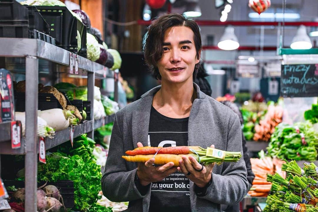 ルーディ・リンのインスタグラム：「The first spring in 2020 is going to be an unforgettable one. My heart goes out to those who are scared, facing uncertainty and also those who have found strength in unity.  If you make it to the grocers, after you run the raid in the TP aisle, check out the fresh produce. It’s hard to horde these because they’re ripe for us to eat RIGHT NOW, then they’ll be gone whether we eat em or not. Precious no?  Get them now before we have to bunker down and live off soggy can foods. The crunch of a carrot will become a myth when everything turns to moosh. That crunch in carrot speak is: “ You’ll miss me when I’m gone.” A few good produce delivery apps I use are: USA: Instacart (backed up), PostMat.es, PeaPod//Canada: SPUD.ca inabuggy.com  #HumanOne #VeganStrong」