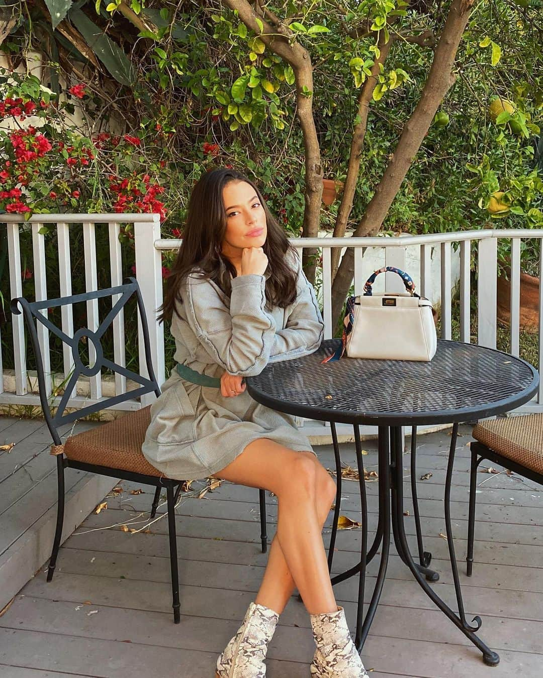 クロエ・ブリッジスさんのインスタグラム写真 - (クロエ・ブリッジスInstagram)「Day 8 (?) of quarantine and just going outside on the patio is now such an exciting outing that I put on shoes and brought my purse. Hope you guys are staying healthy and sane during this weird and scary time ❤️」3月22日 6時47分 - chloebridges