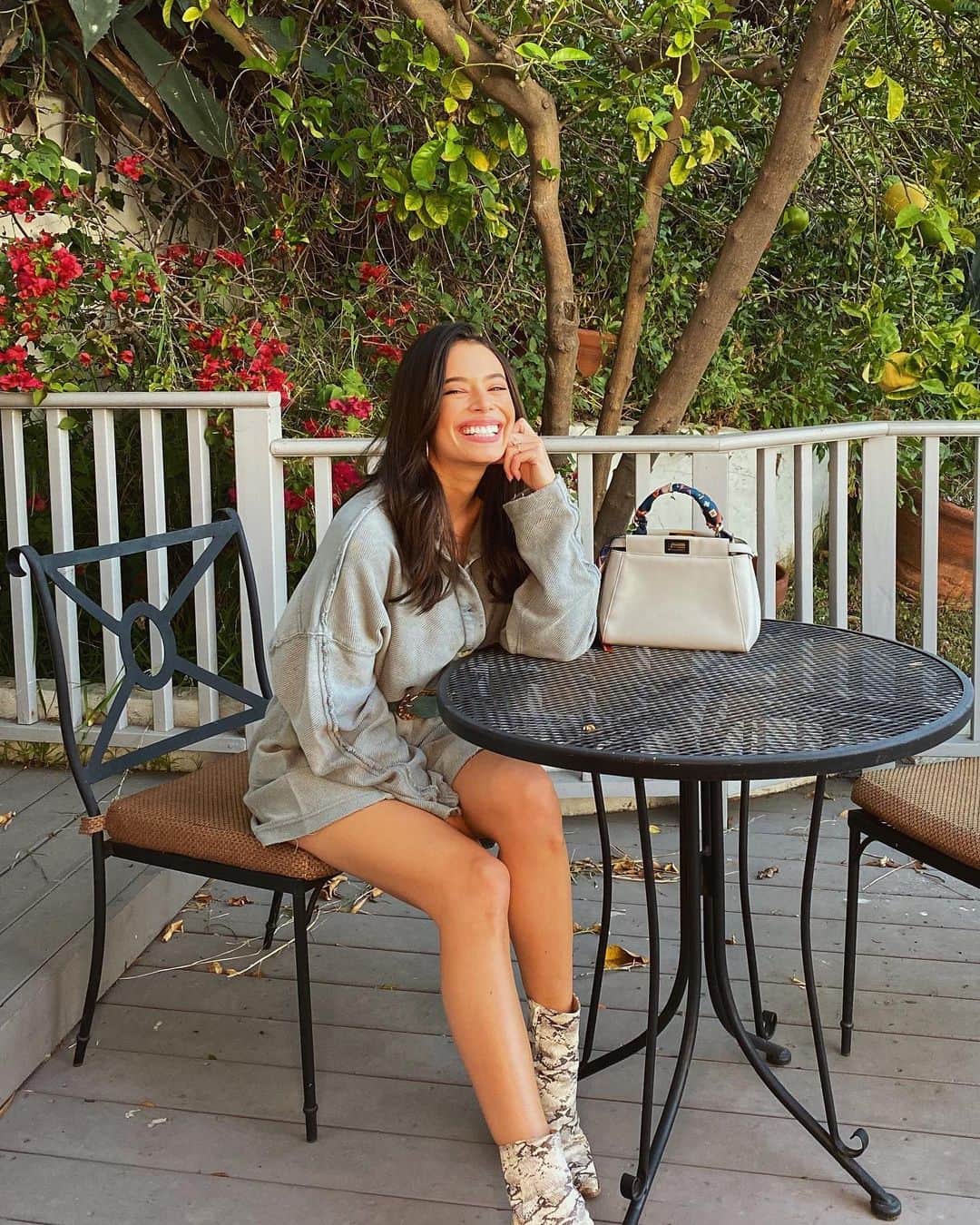クロエ・ブリッジスのインスタグラム：「Day 8 (?) of quarantine and just going outside on the patio is now such an exciting outing that I put on shoes and brought my purse. Hope you guys are staying healthy and sane during this weird and scary time ❤️」