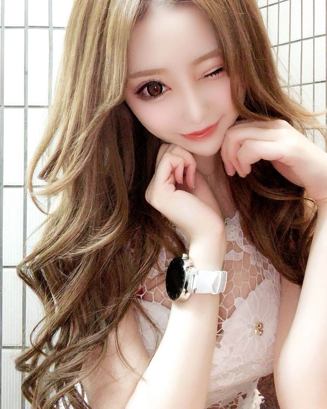 のインスタグラム：「_ _ おはようございます🤍 月曜日は大阪に行きます。 実は大阪が一番フォロワーさんが 多いのです... ありがとうございます！ 大阪に行けばモテ... おっと 見かけたら声掛けてください😇🤍 _  #tokyo #shinjuku #kabukicho #東京 #新宿 #歌舞伎町 #キャバクラ #キャバ嬢 #ヘアセット #韓国 #방탄소년단 #ARMY  #박지민 #한국 #일본 #도쿄 #세븐틴  #CARAT #호시 #원어스  #건희 #KEONHEE #TOMOON #followme #팔로우 #친구해요 #인친황영 #오오티디 #셀카 #大阪」