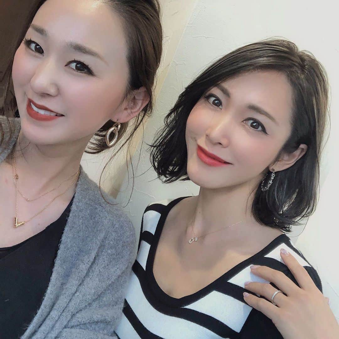 長谷川朋美さんのインスタグラム写真 - (長谷川朋美Instagram)「先月バッサリ切りましたが、どーも髪の毛伸びるのが早くて😂 ・ #宇宙元旦 の日にさらに短くしてもらいました✨ ・ ベースもダークに染めて#ハイライト を 大人っぽく細めに入れてもらったよ♡ ・ @yuka.mahaloinc のセンスが好きすぎて、 いつも完全お任せです😆 ありがとう💕 ・ #newhair #regaloresort #hairsalon #大人ボブ」3月22日 7時01分 - hasegawa.elena.tomomi