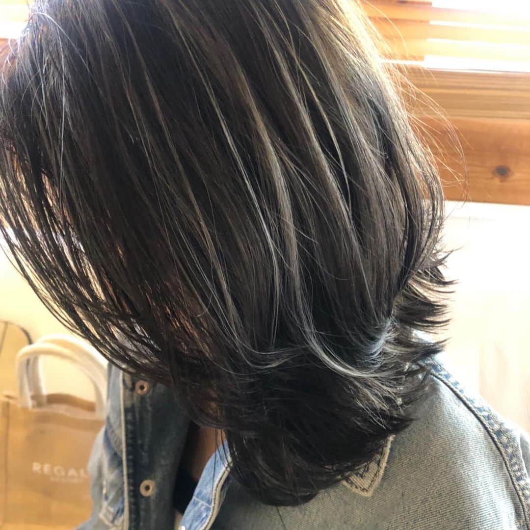 長谷川朋美さんのインスタグラム写真 - (長谷川朋美Instagram)「先月バッサリ切りましたが、どーも髪の毛伸びるのが早くて😂 ・ #宇宙元旦 の日にさらに短くしてもらいました✨ ・ ベースもダークに染めて#ハイライト を 大人っぽく細めに入れてもらったよ♡ ・ @yuka.mahaloinc のセンスが好きすぎて、 いつも完全お任せです😆 ありがとう💕 ・ #newhair #regaloresort #hairsalon #大人ボブ」3月22日 7時01分 - hasegawa.elena.tomomi