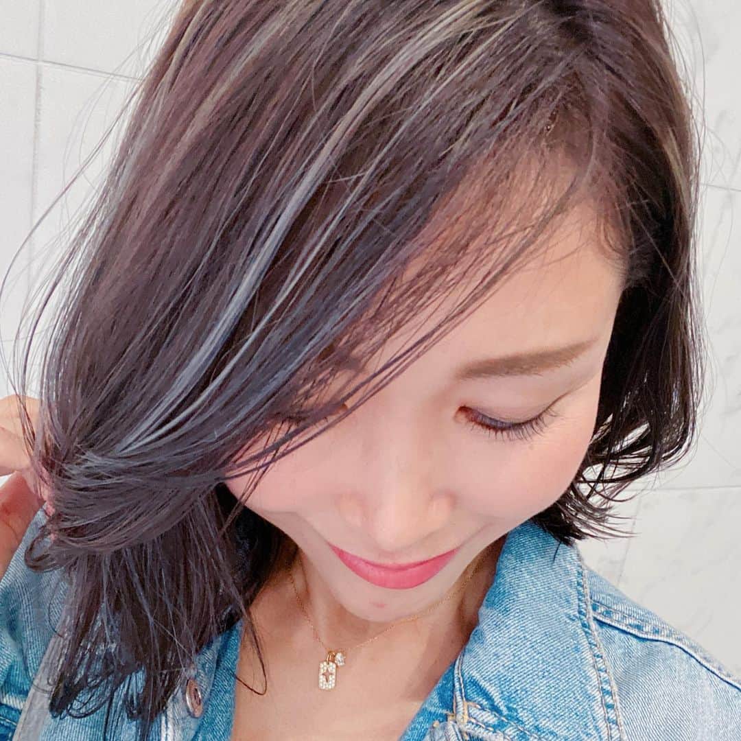 長谷川朋美さんのインスタグラム写真 - (長谷川朋美Instagram)「先月バッサリ切りましたが、どーも髪の毛伸びるのが早くて😂 ・ #宇宙元旦 の日にさらに短くしてもらいました✨ ・ ベースもダークに染めて#ハイライト を 大人っぽく細めに入れてもらったよ♡ ・ @yuka.mahaloinc のセンスが好きすぎて、 いつも完全お任せです😆 ありがとう💕 ・ #newhair #regaloresort #hairsalon #大人ボブ」3月22日 7時01分 - hasegawa.elena.tomomi