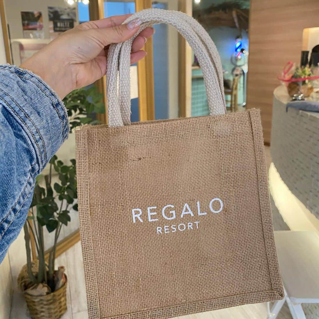 長谷川朋美さんのインスタグラム写真 - (長谷川朋美Instagram)「先月バッサリ切りましたが、どーも髪の毛伸びるのが早くて😂 ・ #宇宙元旦 の日にさらに短くしてもらいました✨ ・ ベースもダークに染めて#ハイライト を 大人っぽく細めに入れてもらったよ♡ ・ @yuka.mahaloinc のセンスが好きすぎて、 いつも完全お任せです😆 ありがとう💕 ・ #newhair #regaloresort #hairsalon #大人ボブ」3月22日 7時01分 - hasegawa.elena.tomomi