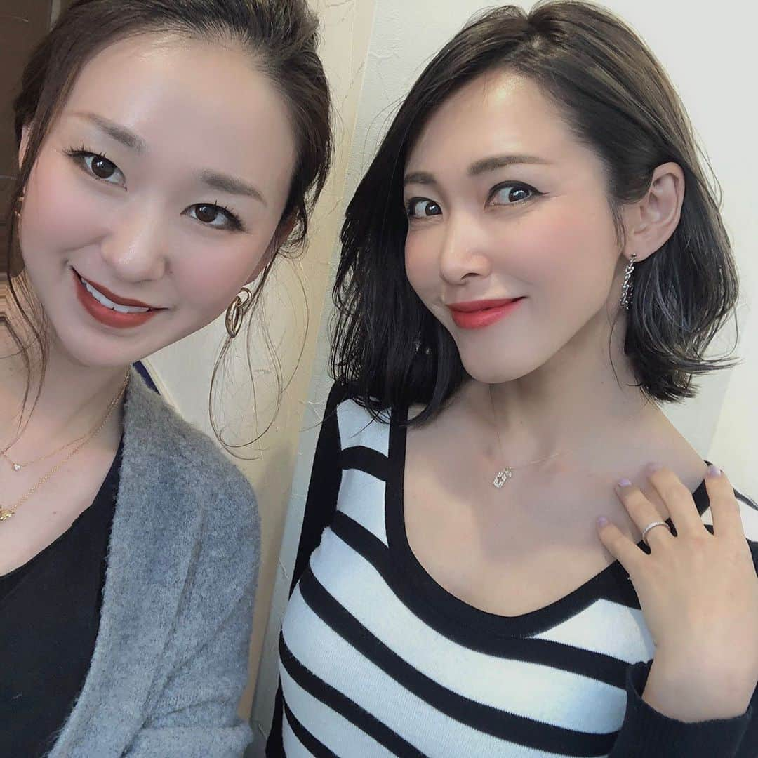 長谷川朋美さんのインスタグラム写真 - (長谷川朋美Instagram)「先月バッサリ切りましたが、どーも髪の毛伸びるのが早くて😂 ・ #宇宙元旦 の日にさらに短くしてもらいました✨ ・ ベースもダークに染めて#ハイライト を 大人っぽく細めに入れてもらったよ♡ ・ @yuka.mahaloinc のセンスが好きすぎて、 いつも完全お任せです😆 ありがとう💕 ・ #newhair #regaloresort #hairsalon #大人ボブ」3月22日 7時01分 - hasegawa.elena.tomomi