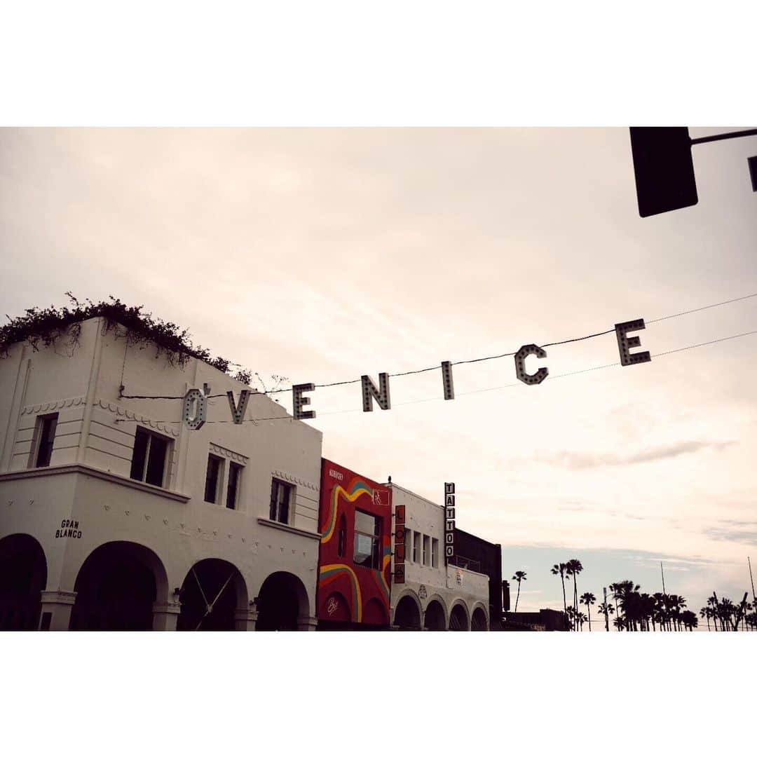 UZさんのインスタグラム写真 - (UZInstagram)「Thanks OVENICE🤣🤙 #venicesign #venicebeach」3月22日 7時22分 - uzspyair