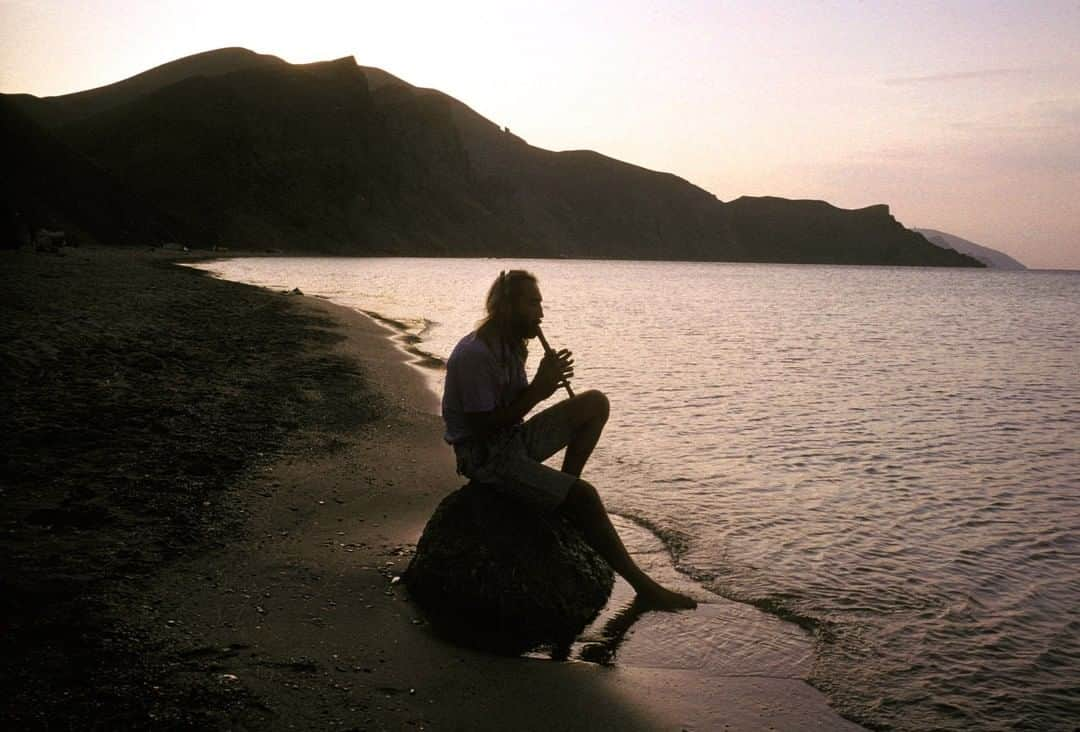 ナショナルジオグラフィックさんのインスタグラム写真 - (ナショナルジオグラフィックInstagram)「Photo by @edkashi | A man plays a recorder by the shore at the Fox Bay campsite in Kurortnoe, Crimea, in 1993. #crimea #solitude #beach #landscape」3月22日 7時36分 - natgeo