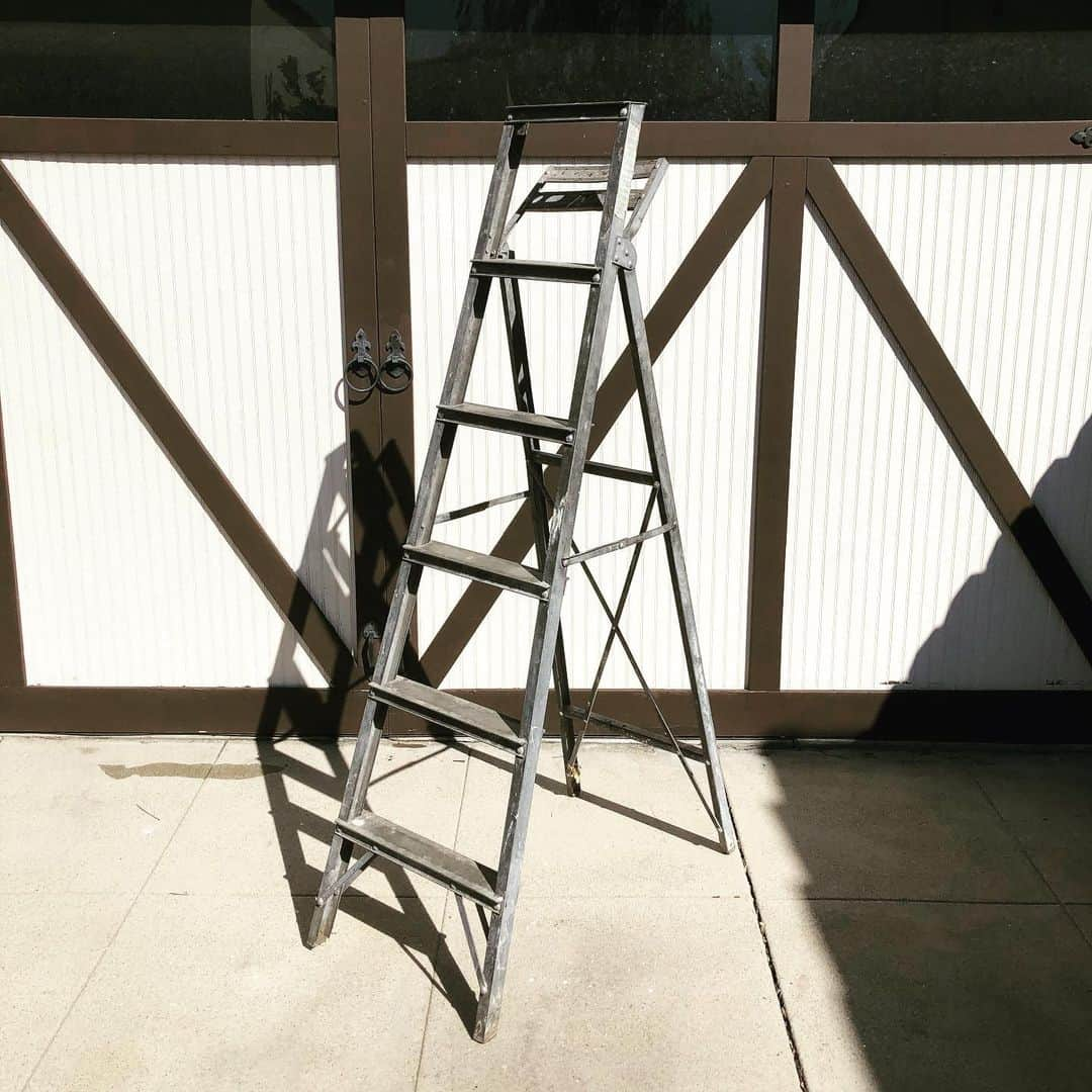 シーマス・デヴァーさんのインスタグラム写真 - (シーマス・デヴァーInstagram)「Meet my trusty ladder. It came with the house and I estimate it arrived here in the 1950s. It’s a little rickety but it makes home repair fun and a lil dangerous. I’ve named her “The Widowmaker”」3月22日 7時29分 - seamuspatrickdever