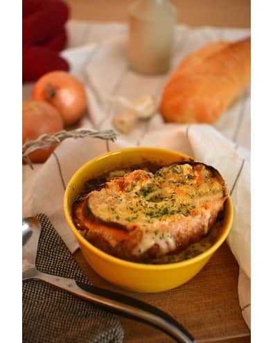 Komerco-コメルコ-さんのインスタグラム写真 - (Komerco-コメルコ-Instagram)「. スープや煮込みに野菜の旨味を🥕 「ゑびや」の #野菜だし . たまねぎをベースにセロリ、しいたけ、にんにくなどをバランスよく配合しました。たまねぎの甘味がきいている優しい風味のおだしです。 . 洋風のお料理と相性がよく、煮込み料理の隠し味にも重宝します。  アレルギーが気になる方や、ベジタリアンの方にもおすすめです🍃 和風だし、伊勢海老だしも販売しております。 . ------------------------------- ゑびや／野菜だし . ▷こちらの作品はKomercoアプリでクリエイターから直接ご購入いただけます。 アプリ内「さがす」で「野菜だし」と検索してください🔎 . ▷Web版はプロフィールリンクから📲 @komerco_official . ▷iOS版アプリのダウンロードはAppStoreにて「Komerco」または「コメルコ」と検索🔎 ------------------------------- . #komerco #コメルコ #cookpad #クックパッド #komercoごはん #料理をもっと楽しく #おうちごはん #instafood #foodpic #cookinglove #手しごと #komercoフード #お取り寄せ #お取り寄せグルメ #三重 #伊勢 #ゑびや #野菜だし #だし #出汁 #ベジタリアン #ヴィーガン #煮込み #スープ #野菜」3月22日 7時30分 - komerco_official