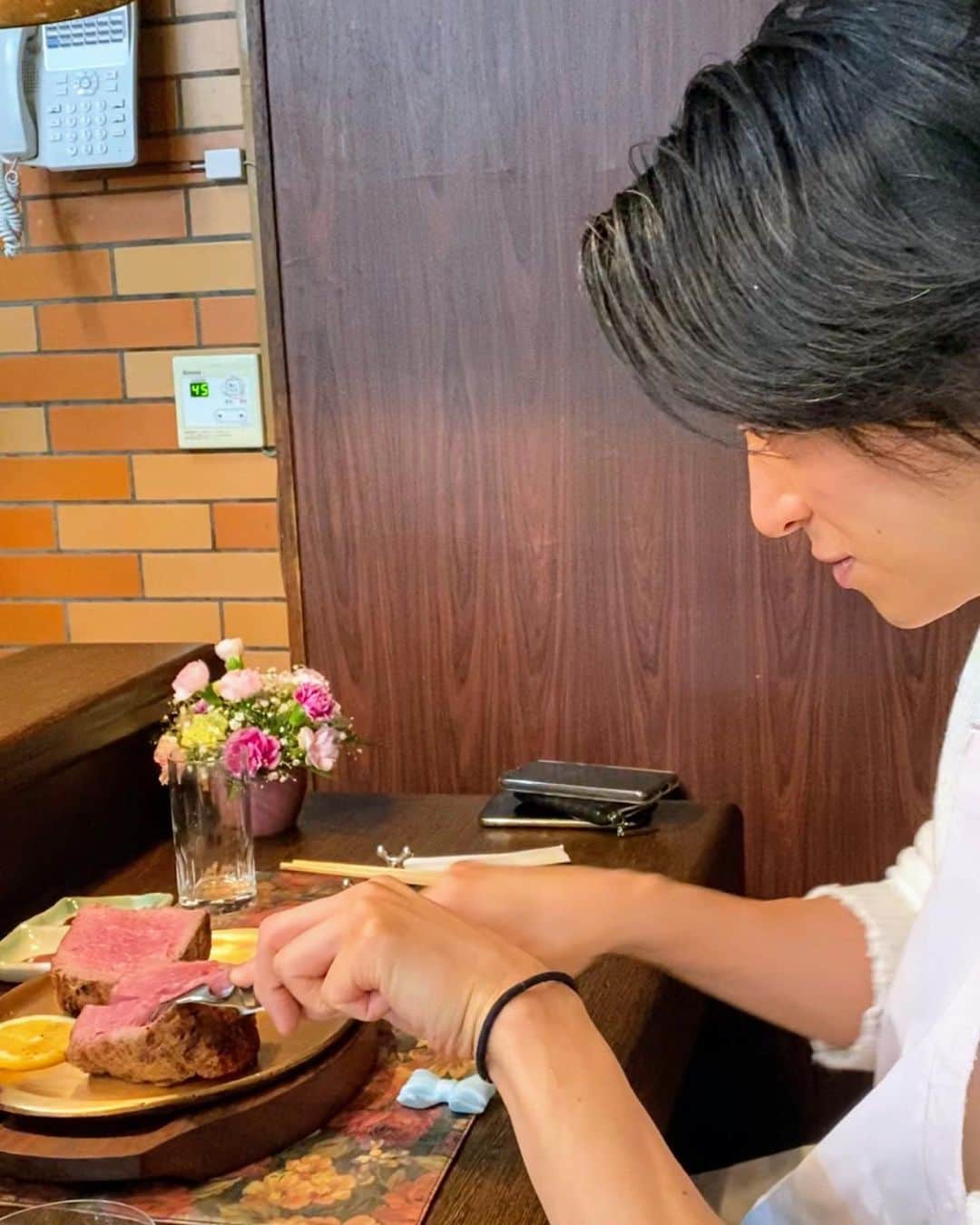 久保裕丈さんのインスタグラム写真 - (久保裕丈Instagram)「名古屋ですごい肉をいただきました🍖 暑さ10センチ以上、肉の旨味と柔らかさがすごいステーキも圧巻だけど、濃厚なデミグラスソースをかけたハンバーグも絶品でした。何より、お店の方々のサービスが素晴らしくて楽しい時間を過ごせました🍖 また行きたいな！ #キッチンリボン #名古屋飯　#ステーキ　#肉　#肉テロ」3月22日 18時24分 - hirotakekubo