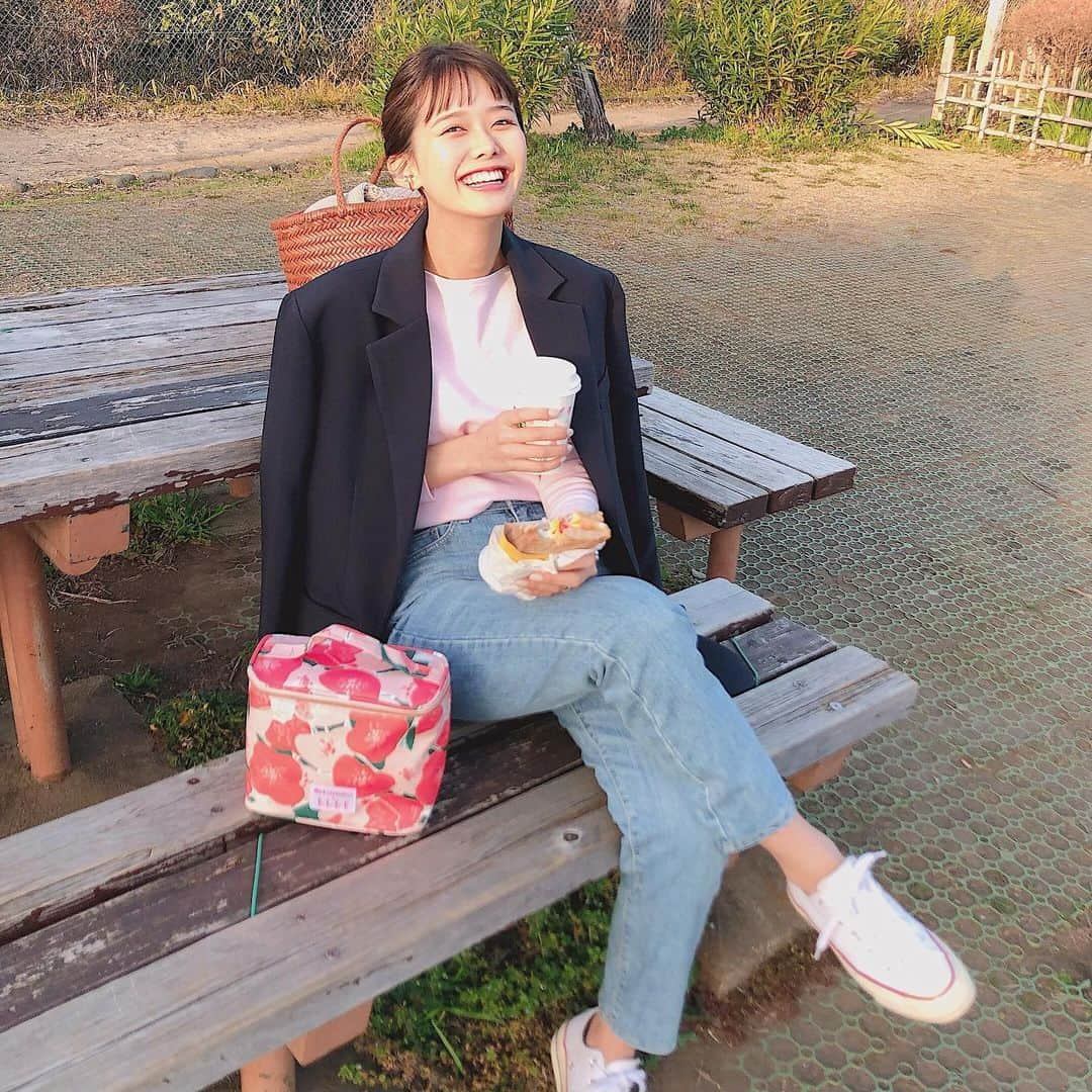 ᴱᴸᵞさんのインスタグラム写真 - (ᴱᴸᵞInstagram)「ㅤㅤㅤㅤㅤㅤㅤ めちゃくちゃお天気良かったから、 lunch boxに好きなフード詰めて山登りしたよ〜🥪🍴 ㅤㅤㅤㅤㅤㅤㅤ このlunch boxは今月の @my_little_box_japan  毎回何が届くかわからんから 今回もわくわくしながら開けたら、 3月テーマ【french picnic 🇫🇷🍦】に因んで、 lunch boxにitem達が入ってたよ🥰 しかもその中に気になってた クラランスのナイトクリームが入ってて最高に良い♡✨ オペラの春色リップもいい感じでした💗 . #mylittlebox #マイリトルボックス #ピクニック #クラランス #オペラリップティント」3月22日 18時26分 - diary___ely