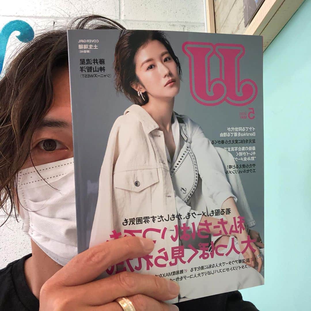 保志ゴローのインスタグラム：「JJ5月号ヘアチェンジ企画させていただきました！ JJモデルの青島妃菜ちゃんの変身企画でした。 JJといえば、デビューして初めての撮影がJJで、どんなスタイル作ったかもわからないくらい緊張した時からお世話になっているとても思い入れのある雑誌です。 お声かけていただけて感謝です。  #jj  #ヘア  #昔話を語りたくなったらヤバいw  #それでも語る #おじさんがハートを使うとキモいか」