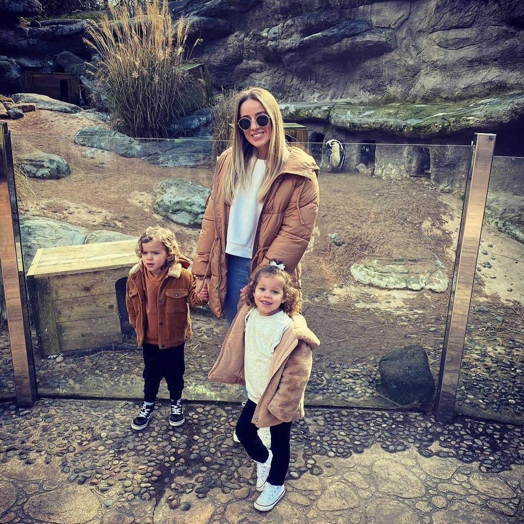 エリオット・ベネットのインスタグラム：「Happy Mother’s Day to the rock of our family, the amazing mommy to our children and the Love of all of our lives. Hope you have a day as special as you @mrskellybennett ❤️❤️❤️」