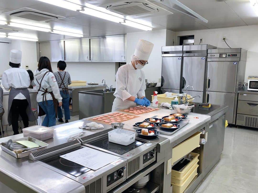 名古屋コミュニケーションアート専門学校_製菓調理さんのインスタグラム写真 - (名古屋コミュニケーションアート専門学校_製菓調理Instagram)「今日もオープンキャンパスでした😊昨日と同様に全員入口で一人ずつ消毒をし、マスクを着用してオープンキャンパスを開催しました。メニューはマカロン&高級食パン💓食パンはフレンチトーストにして頂きました✨ご来校ありがとうございました😊 #名古屋コミュニケーションアート専門学校 #オープンキャンパス #体験入学 #パティシエ #製パン #調理」3月22日 17時00分 - nagoya_cul