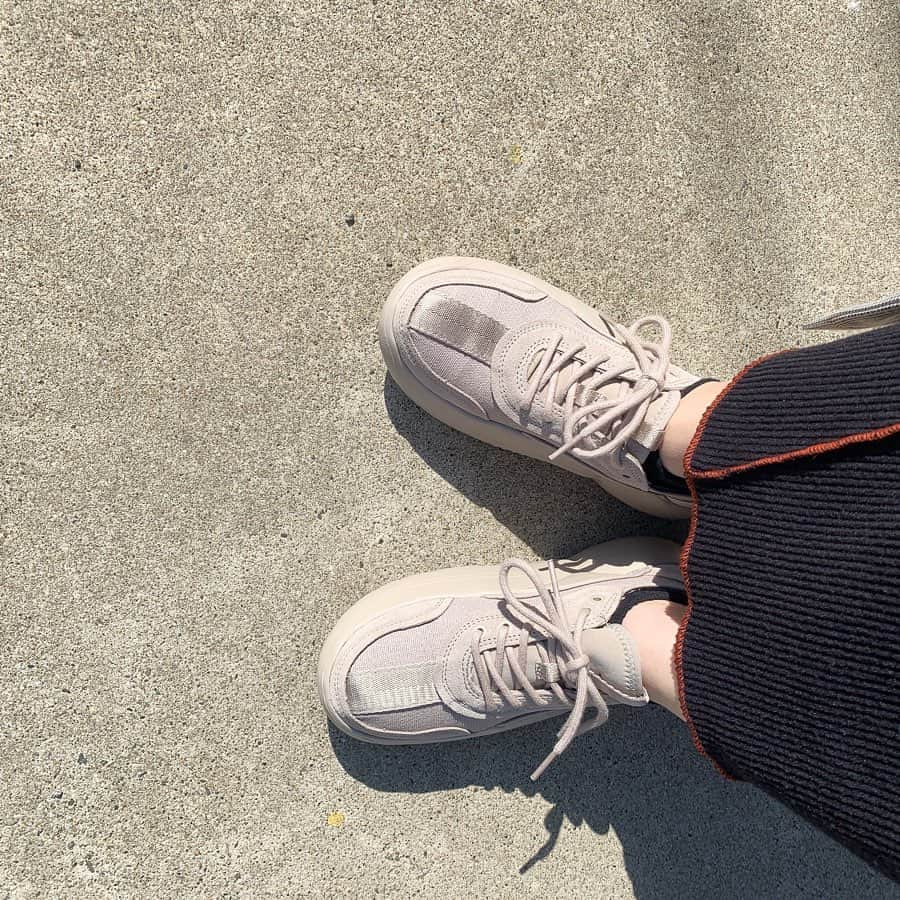 小川暖奈さんのインスタグラム写真 - (小川暖奈Instagram)「おニューです！可愛いようーー！ UGGのスニーカーは二足目なんですが、軽くてとても歩きやすい！！ そして、コロンとしてて可愛いくて、、 ほんと注目です！👟🐨🦏🔩 （箱から出してすぐ写真撮ったので、靴紐ちゃんと結べておらず🤷🏻） . #UGG#LACLOUDLOW#スニ女子会#スニ女」3月22日 17時01分 - ogawah