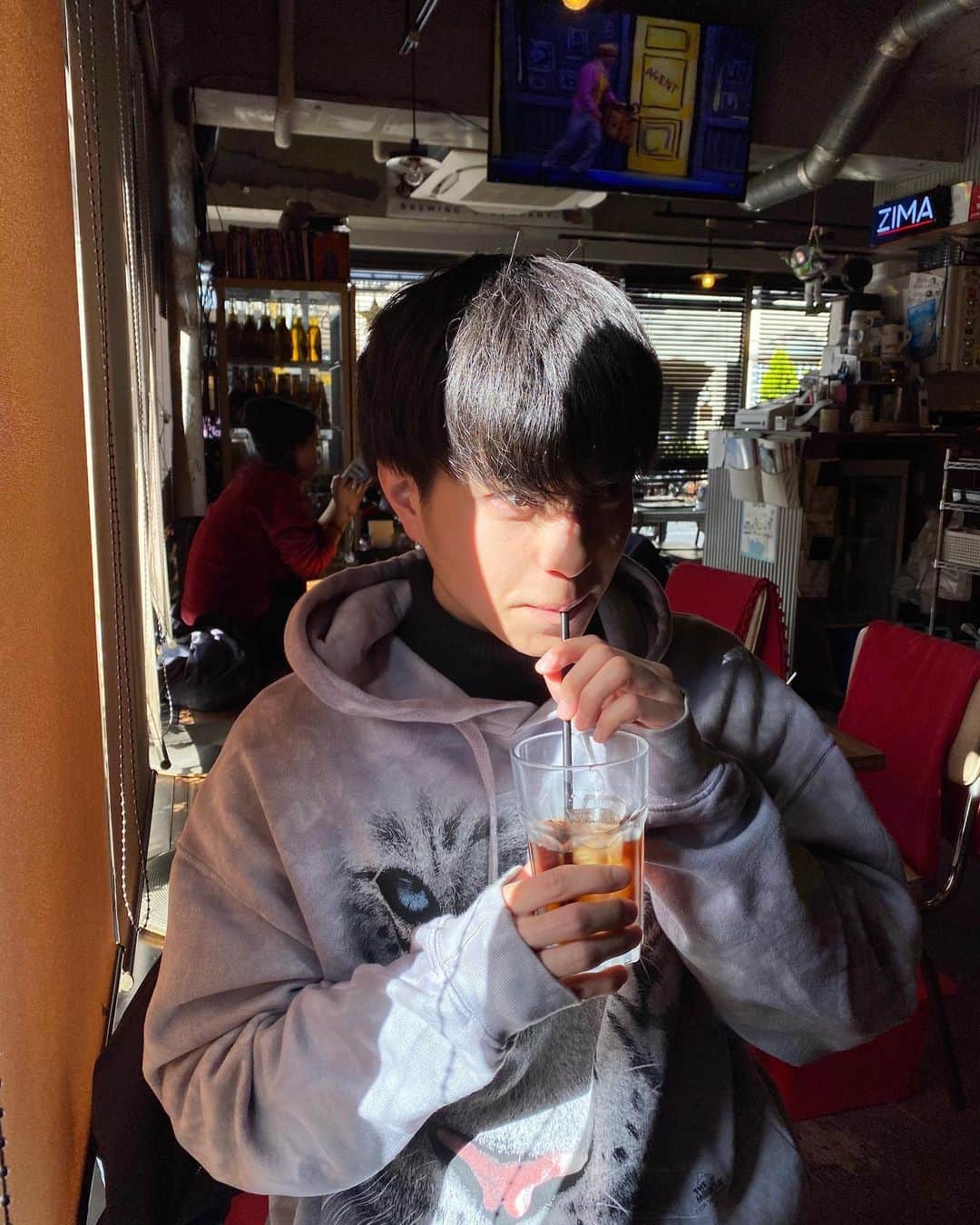 桜木那智のインスタグラム：「かこぴっく。 ゼロワン 28話ありがとうございました🕺🏻 可口可乐。 中国語でコカ・コーラは美味しいとか楽しいって言う意味らしい。」
