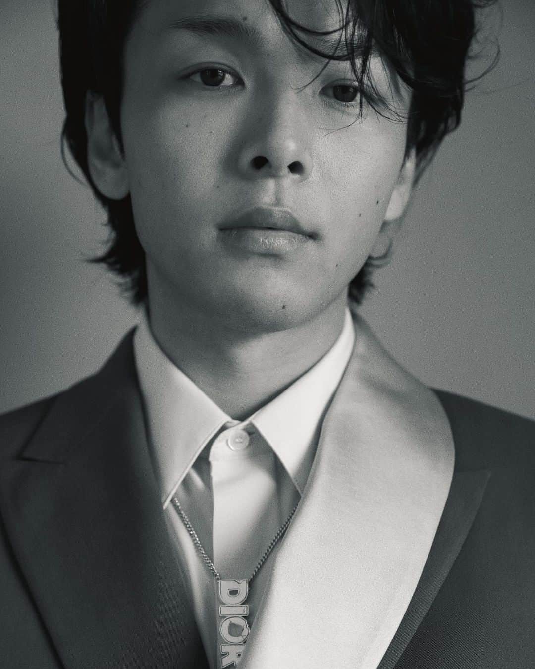 のインスタグラム：「【見たことのない #中村倫也】 SPURたっての念願がかない、明日発売の #SPUR5月号　に中村倫也さんが登場します！ 本企画では、中村さんにハイファッションをまとっていただきました。#ディオール、#メゾンマルジェラ、#ロエベ、#グッチ、#ヴァレンティノ と5ブランドから、タイプの違う5つのルックを用意しました。 ファッションだけでは表現しきれない中村さんの魅力に迫るべく、50の質問にもお応えいただいています。演技や作品、人生観から東京のおすすめスポットまで。 最先端のモードからダダ漏れる中村さんのおとなの「色気」をぜひ、目撃してください。 photography:Bungo Tsuchiya<TRON> #dior #maisonmargiela #loewe #gucci #valentino  #美食探偵　#見たことのない中村倫也　#明智五郎」