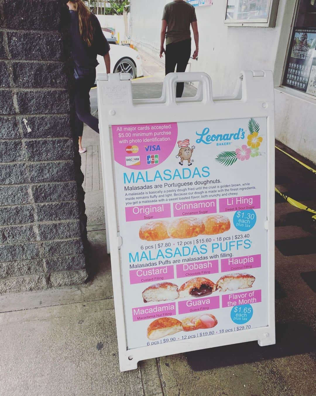 川田御早希さんのインスタグラム写真 - (川田御早希Instagram)「レナーズ・ベーカリーのグアバクリームが入ったマラサダ プレーンも、クリーム入りも美味！  #ハワイ #グアバクリーム  #マラサダ #引き寄せ #上機嫌 #いい気分 #今幸せでいよう #今を楽しむ」3月22日 17時05分 - misaki_kawada