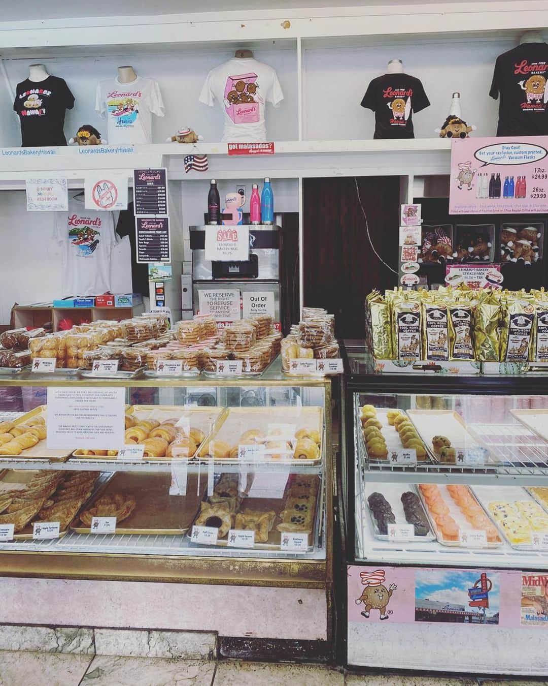 川田御早希さんのインスタグラム写真 - (川田御早希Instagram)「レナーズ・ベーカリーのグアバクリームが入ったマラサダ プレーンも、クリーム入りも美味！  #ハワイ #グアバクリーム  #マラサダ #引き寄せ #上機嫌 #いい気分 #今幸せでいよう #今を楽しむ」3月22日 17時05分 - misaki_kawada