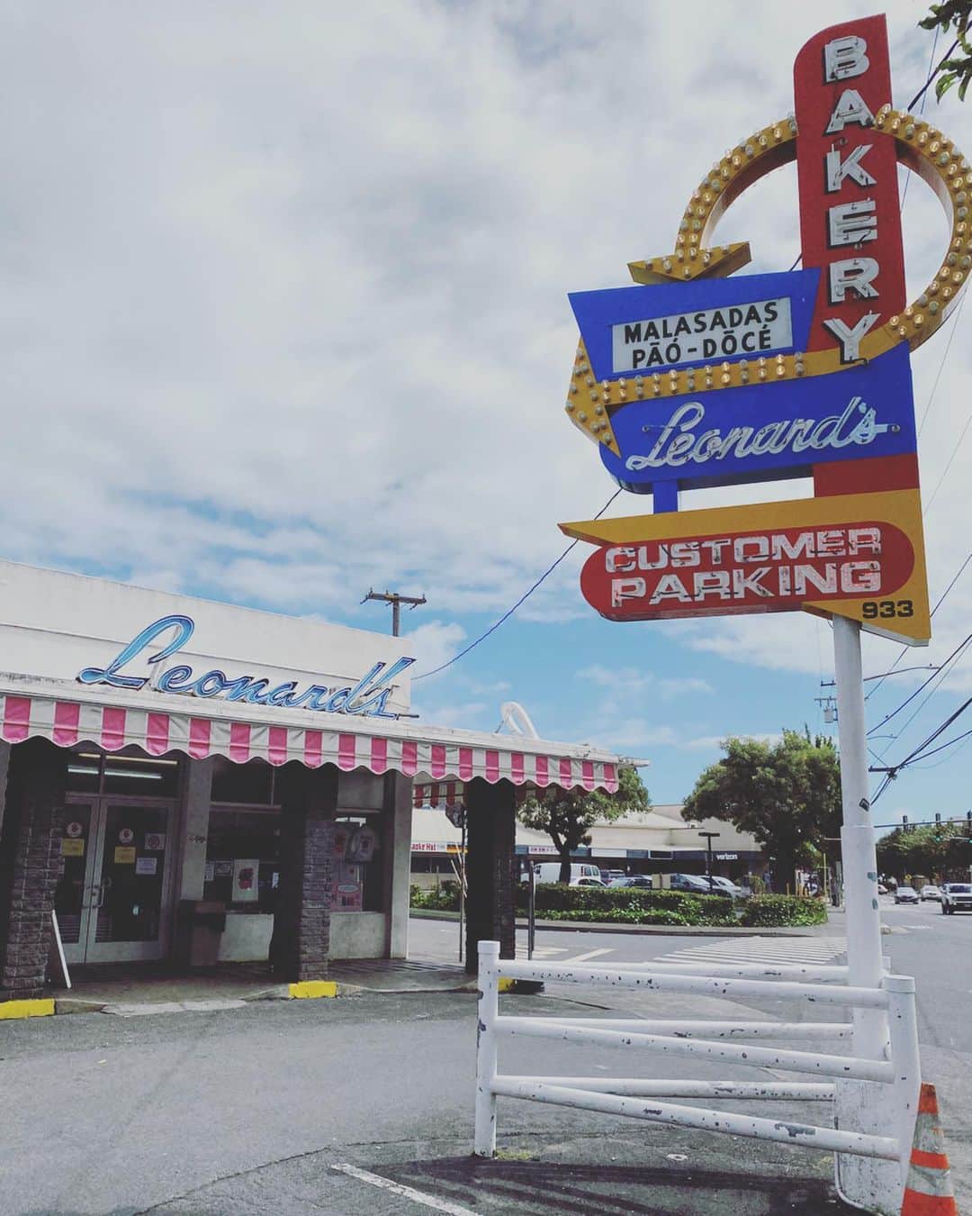 川田御早希さんのインスタグラム写真 - (川田御早希Instagram)「レナーズ・ベーカリーのグアバクリームが入ったマラサダ プレーンも、クリーム入りも美味！  #ハワイ #グアバクリーム  #マラサダ #引き寄せ #上機嫌 #いい気分 #今幸せでいよう #今を楽しむ」3月22日 17時05分 - misaki_kawada