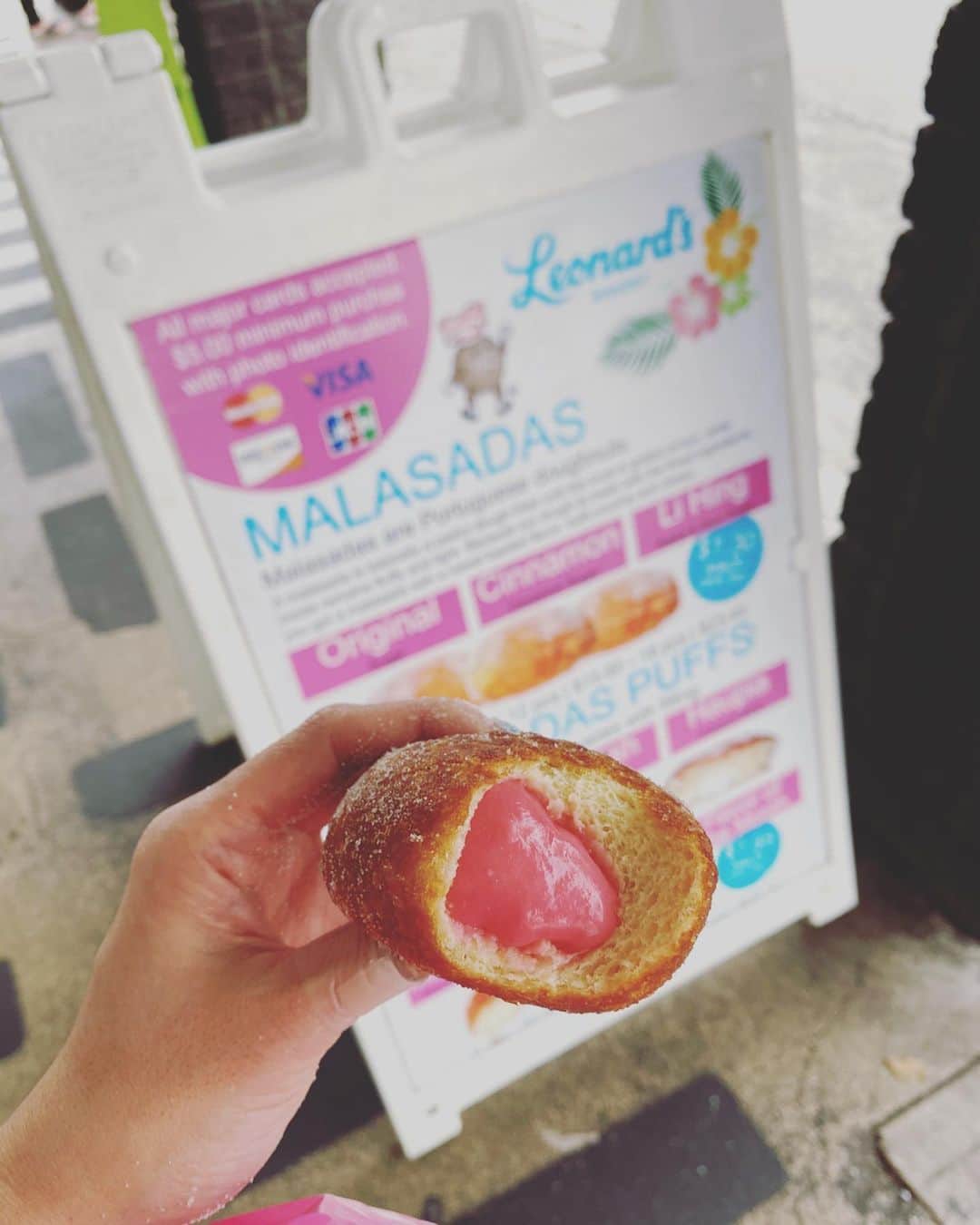 川田御早希さんのインスタグラム写真 - (川田御早希Instagram)「レナーズ・ベーカリーのグアバクリームが入ったマラサダ プレーンも、クリーム入りも美味！  #ハワイ #グアバクリーム  #マラサダ #引き寄せ #上機嫌 #いい気分 #今幸せでいよう #今を楽しむ」3月22日 17時05分 - misaki_kawada