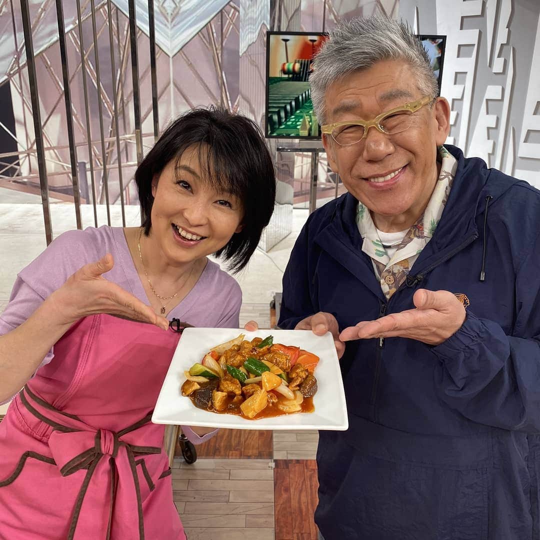 小島奈津子さんのインスタグラム写真 - (小島奈津子Instagram)「2020*3*22 #やってTRY #酢豚 傑作選❗ ． 「プロが作ったお料理を、なっちゃんは食べられないのですねー」と、 よく聞かれるのですが、 お料理リハーサル時に必ず、必ず‼️食べてます😁味がわからないと、フォローコメントもできないですからね。 毎回#プロの味 堪能しております。 ． #噂の東京マガジン#笑福亭笑瓶#宮本荘三 シェフ ． #コロナ対策のためやってtryロケはしばらく自粛しております」3月22日 17時10分 - kojimanatsuko_official