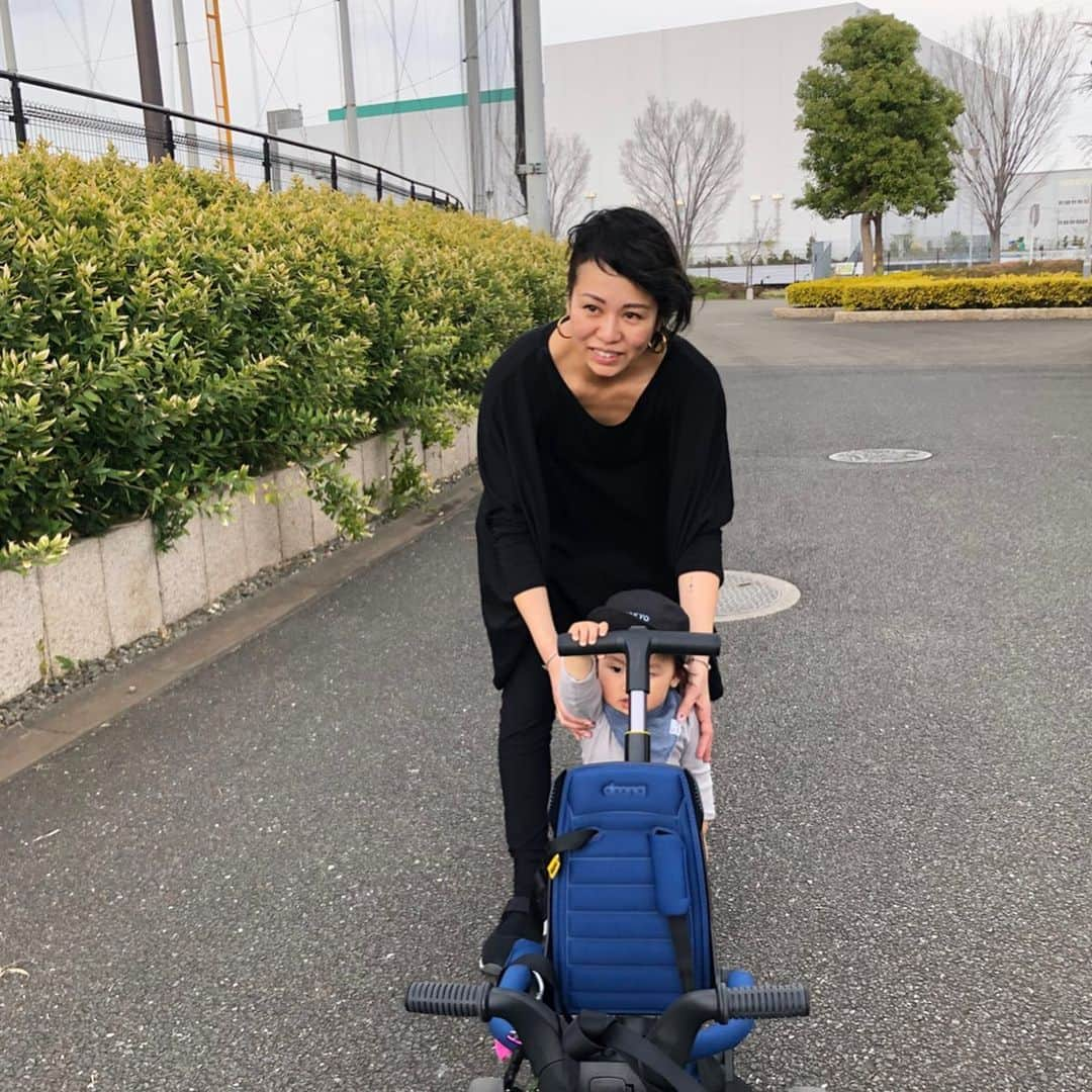 森本容子さんのインスタグラム写真 - (森本容子Instagram)「今日のコーデ。見えないので最後に写真載せました😅カットソーとジョッパーズKariAng。カットソーはお腹周り隠せるデザイン！手放せない‼️ 息子は今日もしまむらで購入したTOKYOキャップにH&Mのトップスにユニクロレギンス。スニーカーは @niketokyo  そして、今日の息子はマンホールの蓋の穴に溜まった砂が気になり、マンホールから離れませんでした😅 【森本容子セレクト オンラインストア】http://ymdo.tokyo ※新作お知らせから発売開始時間までも【在庫切れ】と表示されておりますので注意ください。 ※商品のお問い合わせ、質問はオンラインストアへお願い致します。  @kariangofficial @ymdoshop @bankertokyo @yocomorimoto #bankertokyo #ymdoshop #kariang #banker #tokyo #denim #japanmade #カリアング#レディスウェア#今日のコーデ#カットソー#コーディネート#森本容子#キッズウエア #マタニティウエア #マタニティ#マタニティコーデ #がんばれ高齢出産 #fashion #yocomorimoto  #1歳 #40代」3月22日 17時21分 - yocomorimoto