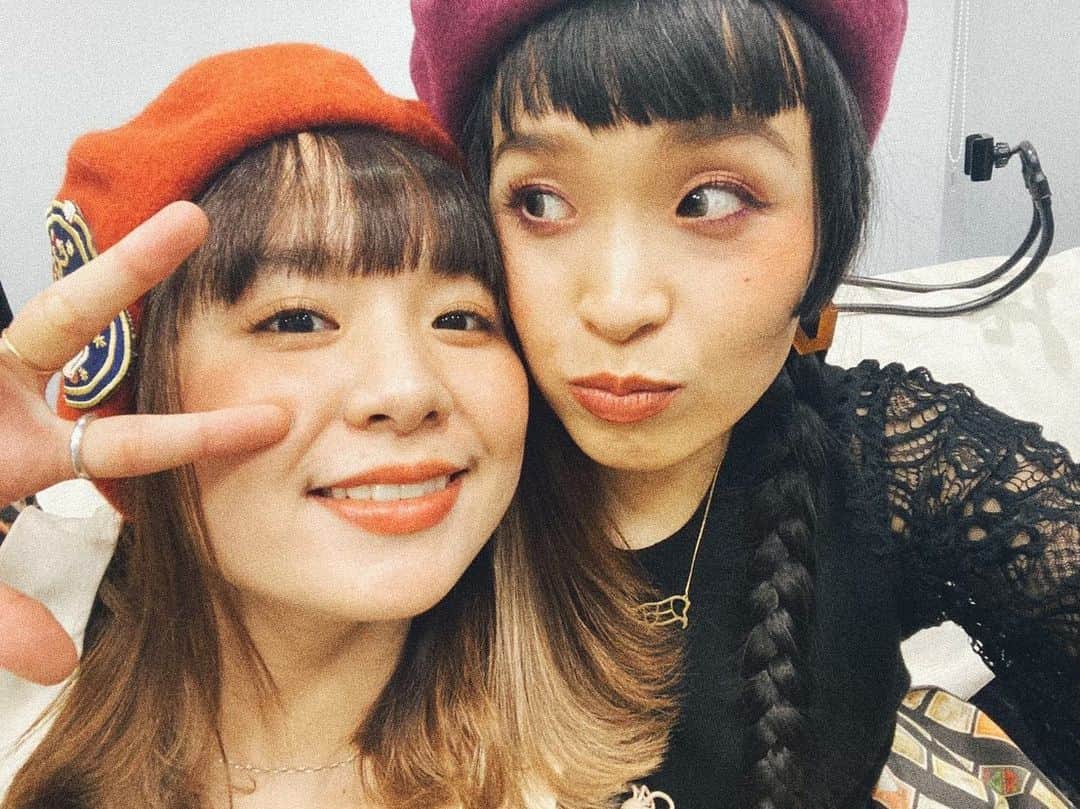 のインスタグラム：「インスタライブありがとうね📲 ツアー初日はこんな感じになってしまって延期にもなってしまったけれども、手も洗うしマスクもするしうがいもするから、どうかどっか遠くへ行って欲しいですコロナ様…と願いながらツアーを楽しみにしていてくださいまし  ちなみにだけどもワンピーススカートもものベレーは @paysdesfees_nakano_broadway  のだヨー👗  #リバイバル上映 #charanporantan」