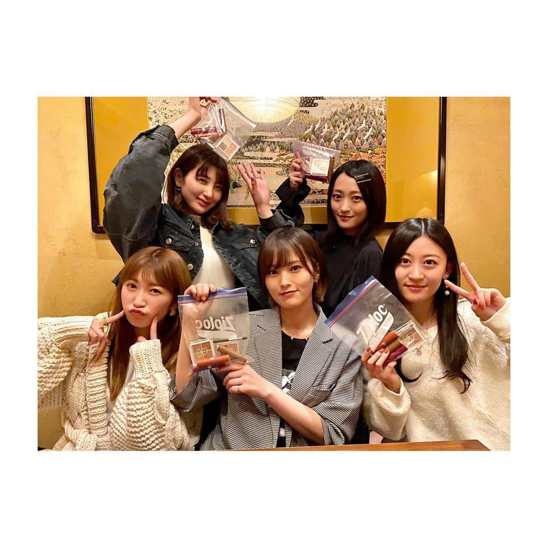 上西恵さんのインスタグラム写真 - (上西恵Instagram)「欲しかったアカリップ達もらった🥺🥺 これから愛用しよーっと🥺🥺 ⠀ 大好きな人達に会えて 幸せ満点でした☺️ ⠀ サプライズで 誕生日も祝ってもらいました😭ありがとう😭 ⠀ #卒業旅行 #もう10年経つから #しないとね #って話もした」3月22日 17時19分 - jonishi_kei