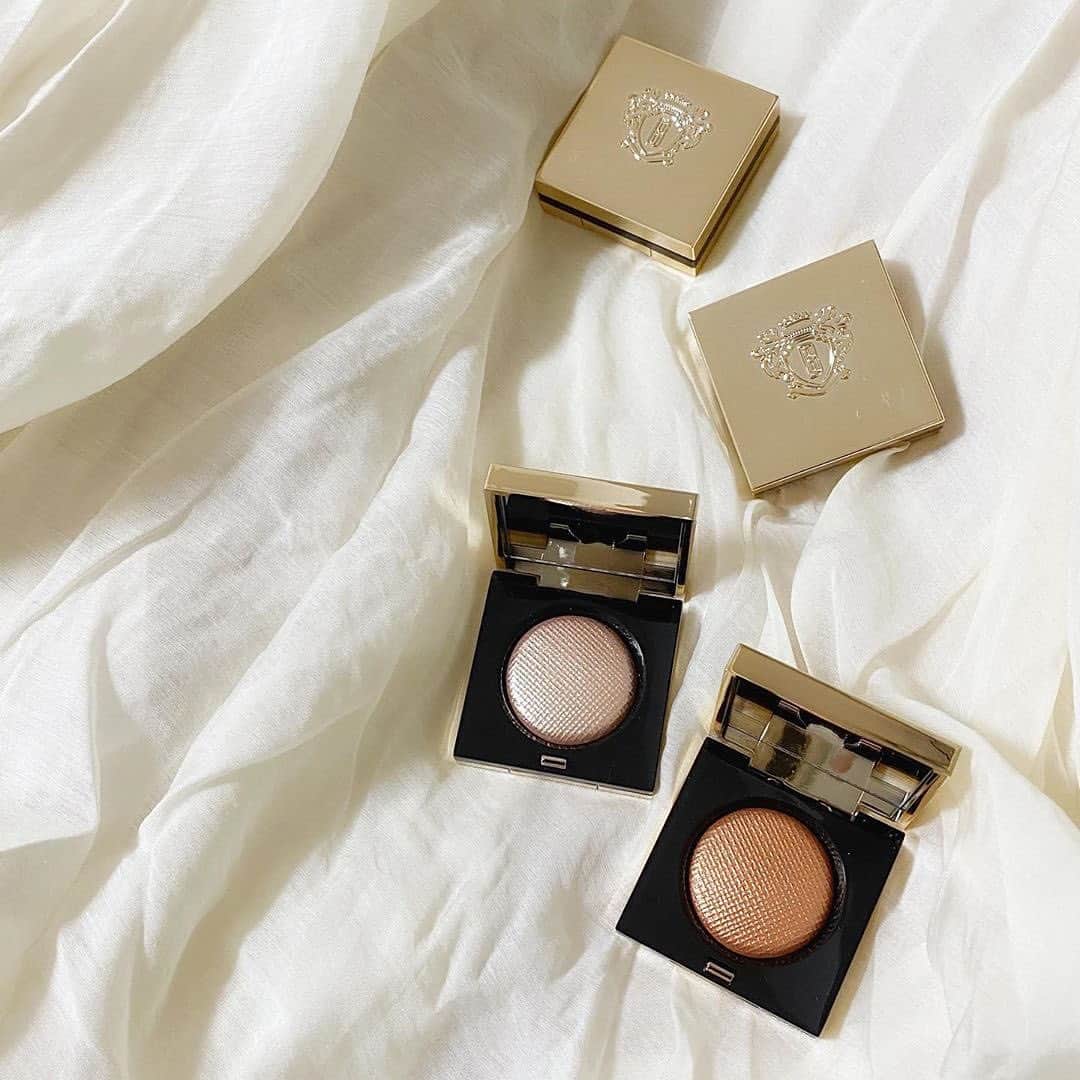 のインスタグラム：「. 上品な艶ラメシャドウの代名詞といえば、BOBBI BROWN(ボビイ ブラウン)のリュクス アイシャドウ🌟﻿ 濡らしたブラシでつけるとよりしっとりするという裏技もありますよ🤔﻿ ﻿ ①リュクス アイシャドウ ヒートレイ﻿ 絶妙なオレンジが使えるとリピーター続出❗️どんな肌色でも似合います😻﻿ ﻿ ②リュクス アイシャドウ ムーンストーン﻿ いつも完売してる大人気カラー✨細かいシルバーラメがザクザク入っているので、涙袋にのせると透明感のある目元になれます💧﻿ ﻿ ﻿ ＜商品名＞﻿ BOBBI BROWN リュクス アイシャドウ ヒートレイ﻿ BOBBI BROWNリュクス アイシャドウ ムーンストーン﻿ @bobbibrown﻿ ﻿ photo by @chi_nyaaa﻿ 素敵な写真をありがとうございます📸💕﻿ ﻿ ﻿ HowTwoでは、プレゼントキャンペーンを実施予定🎁﻿ ぜひ、@howtwo_tv をフォローしてね✨﻿ ﻿ また、HowTwoでは紹介するコスメを募集中💄﻿ #HowTwo もしくは @howtwo_tv でタグ付けしてね💕﻿」
