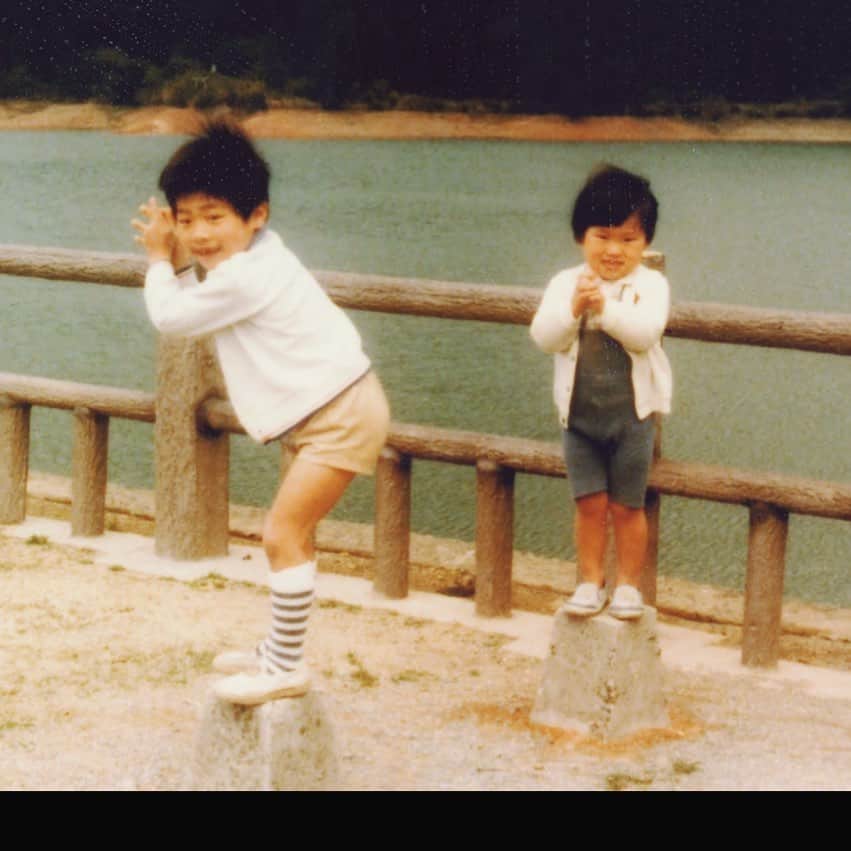 田村淳のインスタグラム：「三歳下の弟との写真 家族旅行… どんだけ寂しそうな湖を旅行してんだよw 全く記憶にないけれど 写真があると思い返せるから良いよね？」