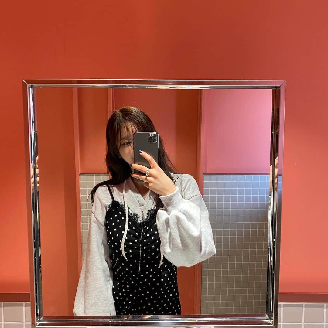 Chuuのインスタグラム：「후드티셔츠를 안에 입고, 밖에 입고 , 원피스 단독으로도 예쁜 코디💋💋 #chuuseoul」