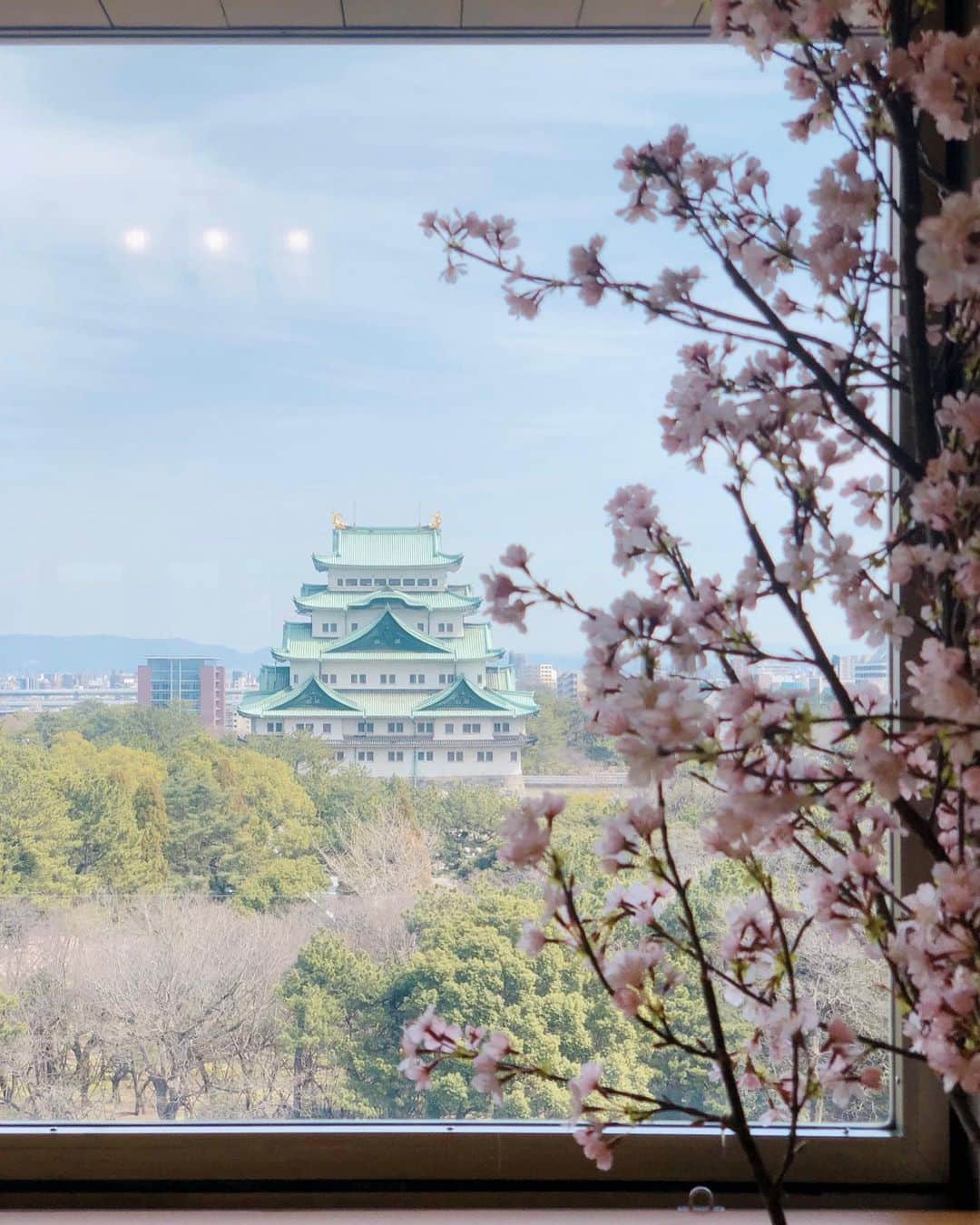 宮司愛海さんのインスタグラム写真 - (宮司愛海Instagram)「今夜23:15からのS-PARKも企画盛り沢山！ 先日撮影した佐々木朗希投手の インタビューが放送されます。 自宅でもできるトレーニングを 教えていただいた先週に続き、 今週は佐々木投手に ご自身のピッチングを解説していただいたり、 将来の夢についてお話いただいたりと、 要チェック✔︎な内容になっています☺︎ どの質問にも悩みつつまっすぐな 言葉で答えてくださった佐々木投手。 その裏に隠された強い気持ち・信念に ぐっと惹きつけられました！ 生で見た佐々木投手の球、本当にすごかったですよ...✨ . ほかにも、今日のアーチェリー オリンピック代表2次選考会の模様 (現場で取材してきました！)や、 特別企画満載です✨ぜひご覧ください！ . #ホテルからの景色  #名古屋城 #feat #桜 #春ですね #千葉ロッテマリーンズ  #佐々木朗希 投手」3月22日 17時37分 - manami_miyaji