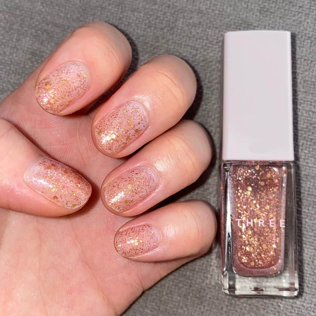のインスタグラム：「可愛い💛💗 ﻿ @threecosmetics  ﾈｲﾙﾎﾟﾘｯｼｭ X25(数量限定)﻿ ¥1,800+tax﻿ ﻿ ﻿ ﻿ #ネイル #マニキュア #ネイルポリッシュ #セルフネイル #爪 #ラメネイル #ネイルアート #スリー #ネイル好き #キレイめネイル #ファッション  #お洒落ネイル #お洒落 #ファッション大好き #美容 #ピンク #ピンクラメ #ホロネイル #ファッション #コスメ #コスメ購入品  #nail #naildesign #instanails  #three」