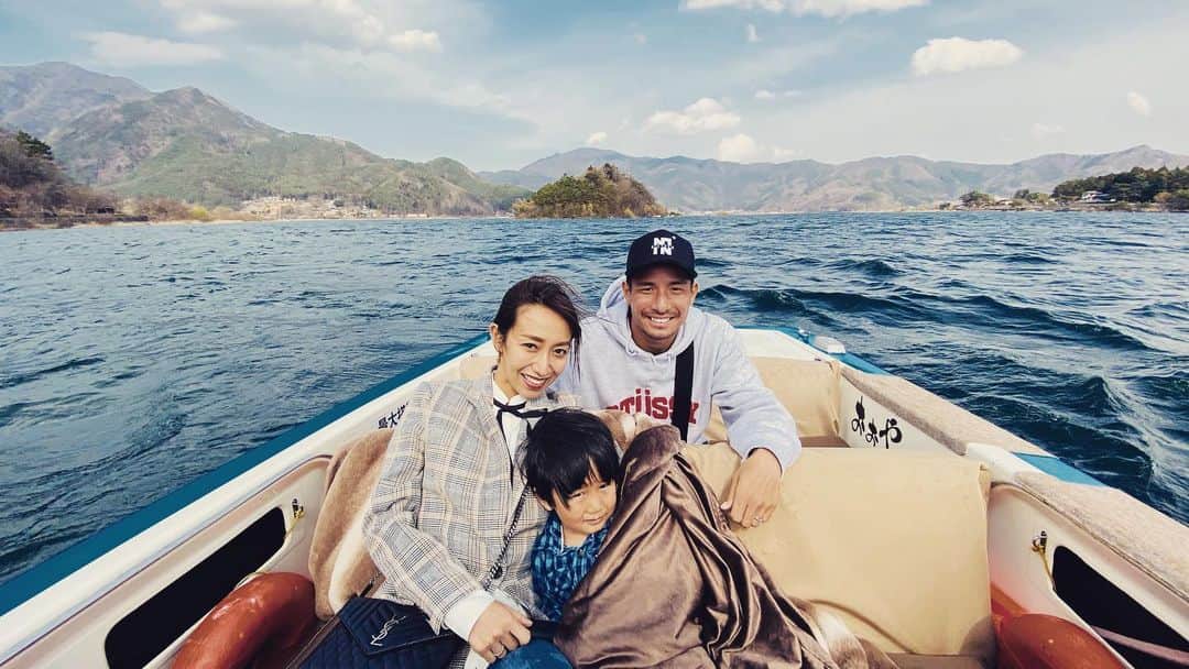 松田力のインスタグラム：「河口湖に行ってきましたー。  富士山を間近で見れてすごく良かったです😊 またおすすめスポットあれば教えてください😚  #off #河口湖 #ボート #富士山 #ヴァンフォーレ甲府 #vfk #nexthing #松田力 #自然 #自然が好き」