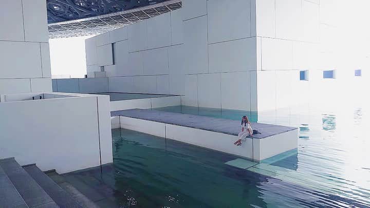 利咲のインスタグラム：「アブダビにあるルーブル美術館に行って来ました。﻿ @louvreabudhabi  まず建物が美しくて素晴らしいですよね✨﻿ 昼と夜のコントラストが外から見ても芸術！﻿ ﻿ 見所があり過ぎて気付いたら5時間くらい経ってた。﻿ 興味深い発見があって改めてもう一回見てみたい👀﻿ パリのルーブルもまた行きたいなー﻿ ﻿ 入り口でアラビアンコーヒーが振る舞われてて頂きましたw﻿ 意外と嫌いじゃない味☕️﻿ ﻿ ﻿ Went to the Louvre Abu Dhabi!﻿ the building is sooo beautiful.﻿ The contrast between day and night is artistic even from the outside.﻿ ﻿ About 5 hours passed when I noticed that there were too many interesting discovery,I want to see it again.﻿ I want to go to the Musée du Louvre in Paris also.﻿ ﻿ At the entrance,arabian coffee was served.lol﻿ I don't hate the taste.﻿ ﻿ ﻿ #louvreabudhabi #museedulouvre #mussédulouvre #abudhabi #アブダビ #ルーブル美術館 #ルーブルアブダビ #ルーブルアブダビ美術館 #ドバイ #uae #アラブ首長国連邦 #uae🇦🇪 #dubai #museum #art #dubai🇦🇪 #dubai❤️ #lovedubai #🇦🇪」