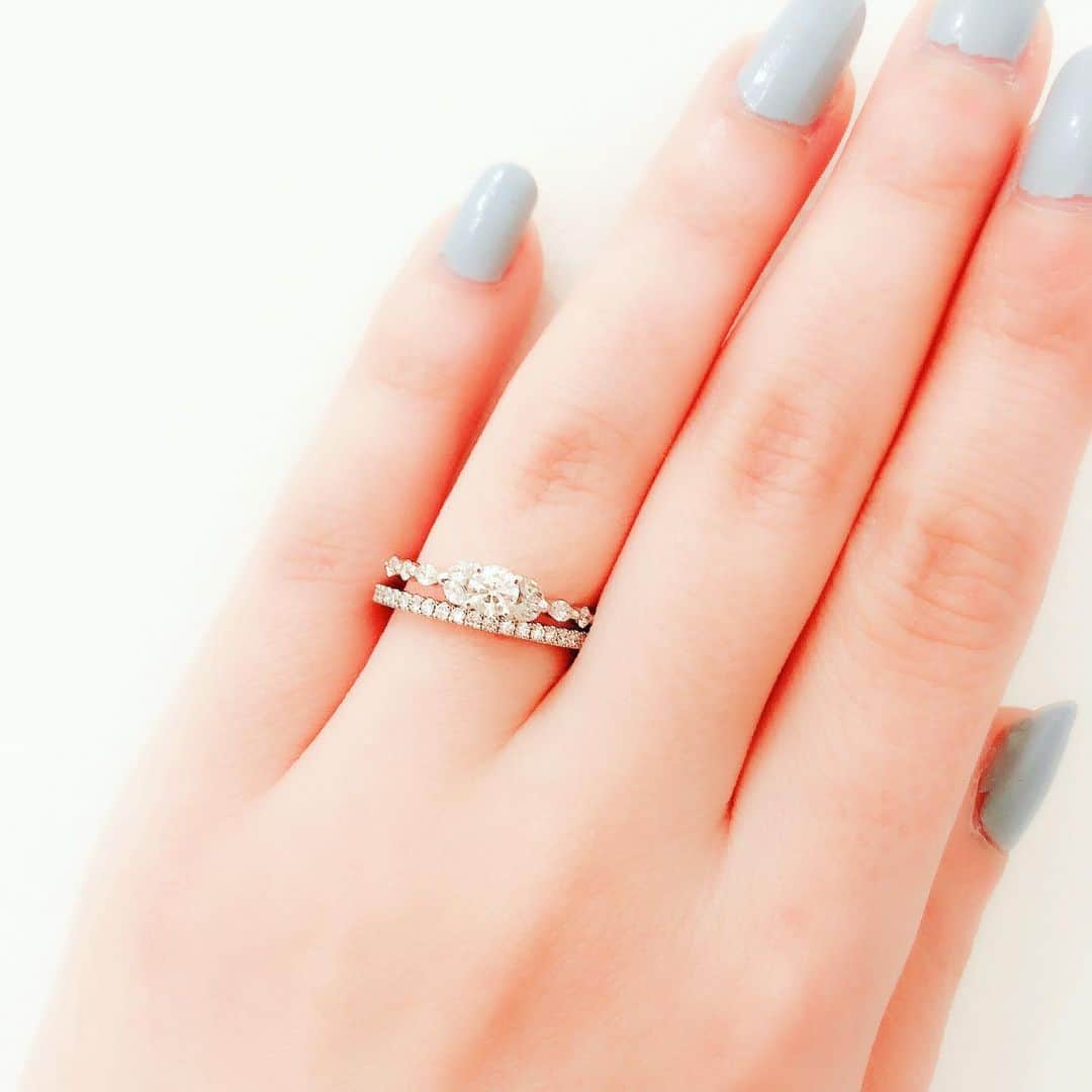 bijouxthreecさんのインスタグラム写真 - (bijouxthreecInstagram)「【AHKAH】 澄み渡る水面がキラキラと輝く、流水の表情を描いたトランスペアレントリング💍 マリッジリングとの重ね付けも美しく、華やかです✨  #AHKAH #ahkahmariage  #アーカー #ブライダルリング #婚約指輪　#結婚指輪 #プロポーズ #プレ花嫁 #bijouxthreec #bijouxthreecbraidal  #ビジュースリーク #新潟　#古町 #クラッシュアンドカンパニー」3月22日 18時05分 - bijouxthreec