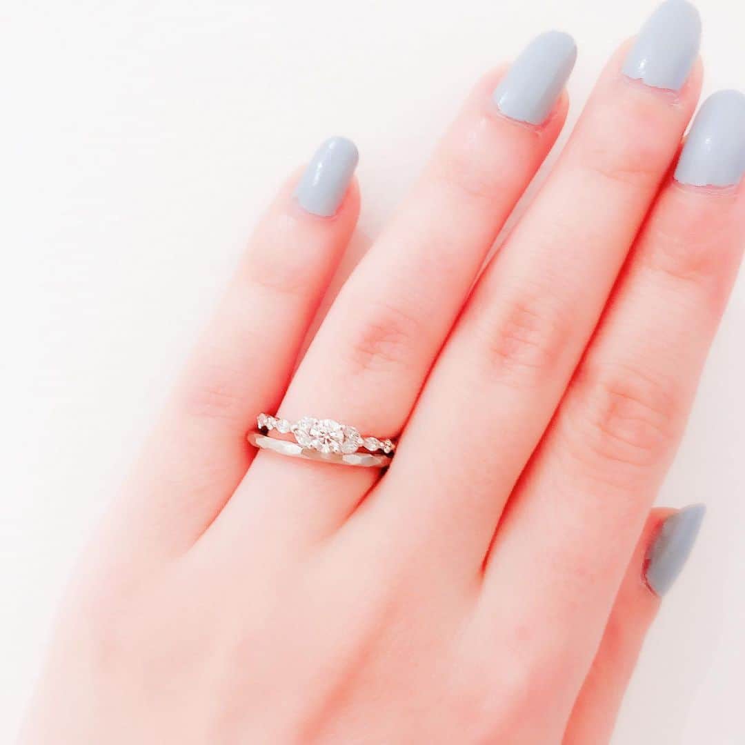 bijouxthreecさんのインスタグラム写真 - (bijouxthreecInstagram)「【AHKAH】 澄み渡る水面がキラキラと輝く、流水の表情を描いたトランスペアレントリング💍 マリッジリングとの重ね付けも美しく、華やかです✨  #AHKAH #ahkahmariage  #アーカー #ブライダルリング #婚約指輪　#結婚指輪 #プロポーズ #プレ花嫁 #bijouxthreec #bijouxthreecbraidal  #ビジュースリーク #新潟　#古町 #クラッシュアンドカンパニー」3月22日 18時05分 - bijouxthreec