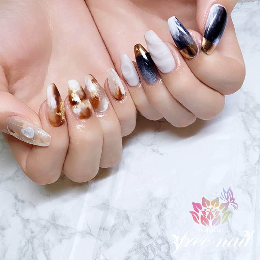free nail フリーネイルのインスタグラム：「. お客様ネイル💅🏻🌞 . アシメネイル🎭 . 大人シックなマーブル🪐🌌 . ▶︎▶︎▶︎スワイプして動画も見てね☝︎🎬✨ . ご来店ありがとうございました🙇🏻‍♀️🙇🏻‍♀️🙇🏻‍♀️💗 . #ネイルアート #ジェルネイル #ネイルサロン #大阪ネイルサロン #ネイルデザイン #ネイルチェンジ #アシメネイル #アシンメトリーネイル #マーブルネイル #ミラーネイル #ブラウンネイル #デザインネイル #トレンドネイル #大人ネイル #シンプルネイル #ロングネイル#スクエアネイル #春ネイル #springnails #nailsart #nailsdid #美甲 #日式美甲 #日式美甲胶 #日本美甲师 #日本美甲老师 #美甲上课 #日本胶 #フリーネイル #freenail」