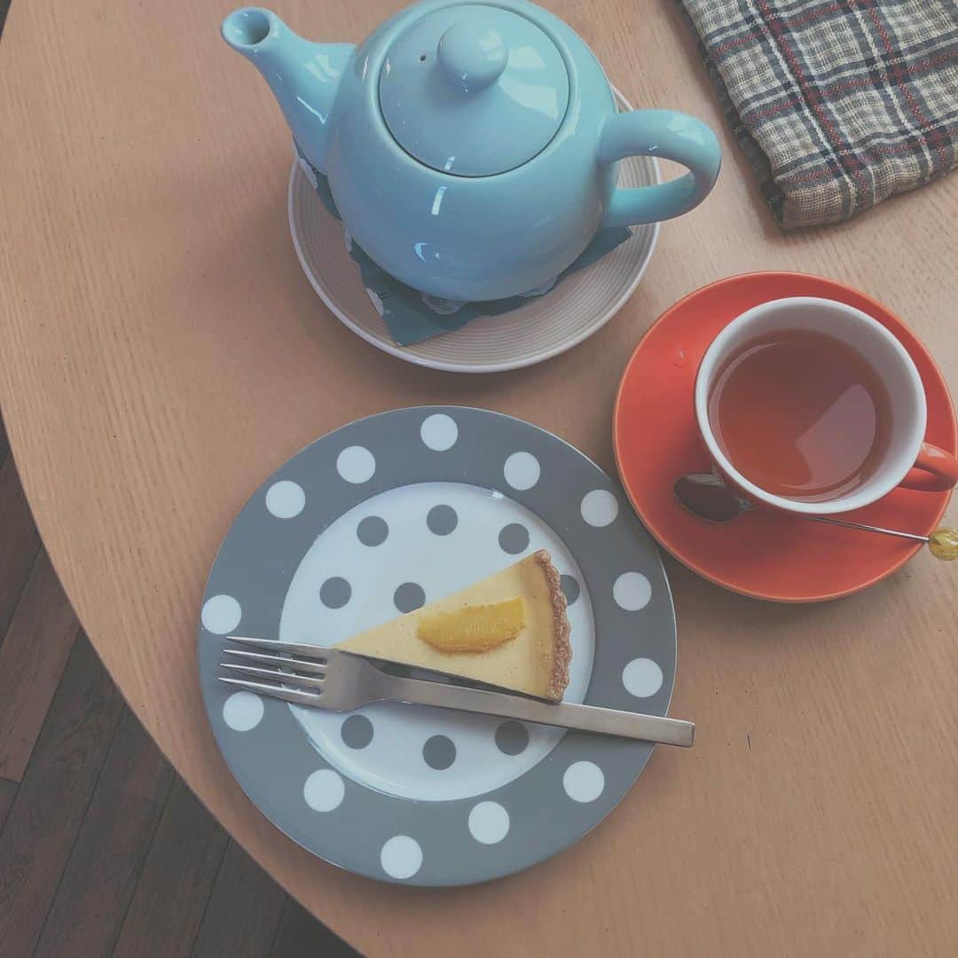 EbataNana のインスタグラム：「. . . 紅茶の専門店 お皿がかわいい〜〜 . . #白浜 #白浜カフェ #cafefab  #cafe #trip #japan」