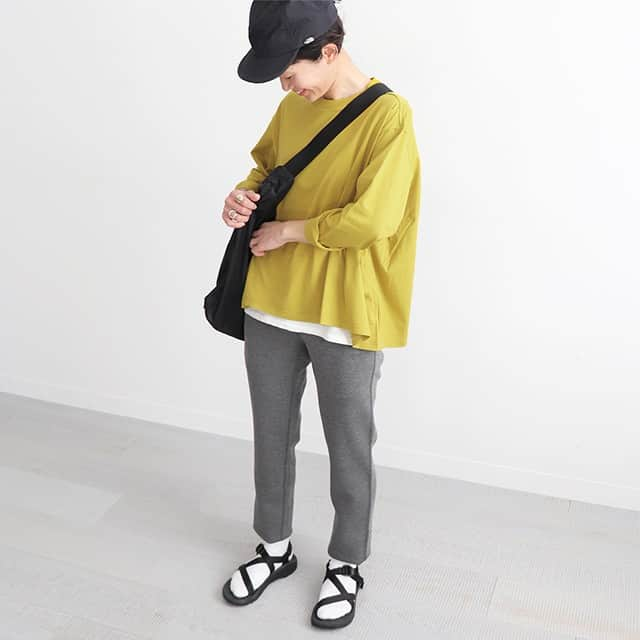 キナリノさんのインスタグラム写真 - (キナリノInstagram)「. ＼キナリノモール／GRAMICCI｜COOLMAX KNIT W's TAPERED PANTS . －－－－－－－－－ 大人カジュアルを存分に楽しむ、履き心地良好のテーパードパンツ . クライマーだけでなく、多くのアウトドアファンに愛されるブランド「GRAMICCI」から、レディースモデルのテーパードパンツが入荷しました。 腰や腿まわりには適度なゆとりを持たせながら、膝から裾にかけて徐々に細くなるテーパードシルエットが◎。 伸縮性に優れ、見た目よりも軽い穿き心地です。動きやすく穿きやすい、スウェットパンツ感覚で使える嬉しいアイテム。 カラーは、ヘザーグレー、ヘザーチャコールの2色をご用意しています＊ . －－－－－－－－－ https://kinarino-mall.jp/item-48085 . . ▶画像をタップすると詳細情報をご覧いただけます。 . ▶プロフィールの「インスタ掲載」ボタンから、ご紹介商品をまとめてご覧いただけます。→@kinarino_official . ▶キナリノアプリでも販売中！ 「お買いもの」→「インスタグラム掲載アイテム」 ※ダウンロードはプロフィールリンクから→@kinarino_official . . #キナリノモール #キナリノ #丁寧な暮らし #暮らし #パンツ #テーパードパンツ #スウェット #アウトドア #春コーデ #シンプル #お出かけ #saro #GRAMICCI #pants #Taperedpants #style #fashion #comfortable #fashionista #coordination #simple #ootd #instafashion .」3月22日 18時00分 - kinarino_official