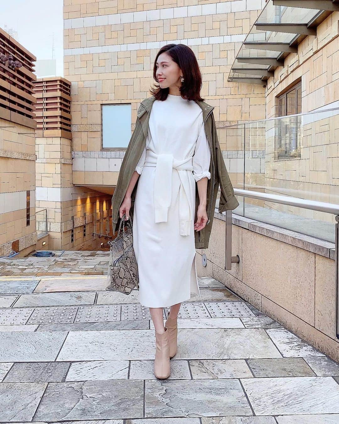 のインスタグラム：「*﻿ 最近暖かい日が続いていてますね✿﻿ 展示会で一目惚れした春のアイテムたちを続々とおろしています◡̈﻿ ﻿ ﻿ shirtdress#AmeriVintage﻿ bag#zara﻿ boots#emmelrefines ﻿ ﻿ なかなか遠出は出来ないですが﻿ 春服着れるだけでも嬉しいな☺️﻿ ﻿ ﻿ #fashion#fashionstyle#fashiongram#instafashion#outfit#ootd#dailylook#패션#오오티디#ファッション#コーデ#アメリヴィンテージ#ザラジョ#エメルリファインズ#ショートブーツ#シャツワンピ#春コーデ#春服#パイソン柄」