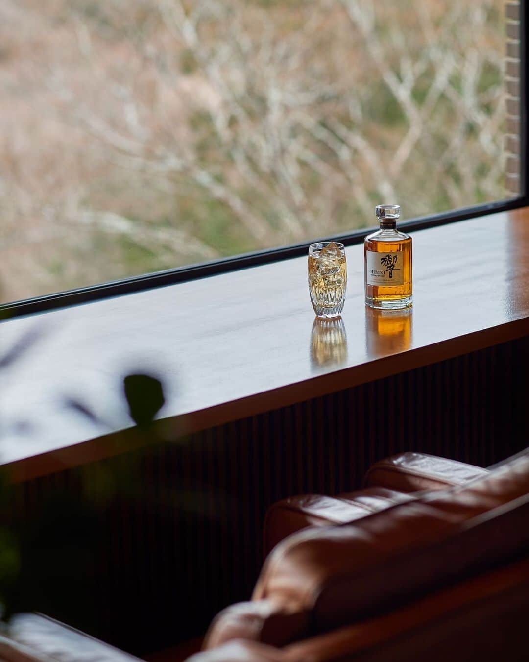 響 | SUNTORY WHISKY HIBIKIさんのインスタグラム写真 - (響 | SUNTORY WHISKY HIBIKIInstagram)「. HIBIKI TIME 自然の中で思考を深めるひとり時間 Relax in nature, to be with yourself and think things over.  #響 #hibiki #春 #spring #studyroom #privateroom #secondhouse #villa #withnature #whiskytime」3月22日 18時01分 - suntorywhisky_hibiki
