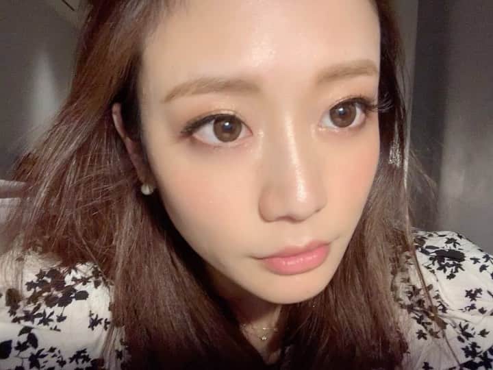 akari♡ 小林あかりのインスタグラム：「マツエク詳細の質問が来てたので載せますね❣️ . 🌸目頭から目尻にかけて10〜13㍉ 🌸目頭から黒目上までCカール、目尻だけJカール 🌸0.1〜0.15MIX に変えました🦄✨ . 以前インスタLiveをした時に、 全部Jカールです。 とお伝えしてしまったのですが、Cカールでした、、すみません。 . サロンの詳細が気になる方はDMください . この動画のメイク、 撮影の後に撮ったものなのでメイクは @mmst86 みさとさんです🥰. 本当に艶肌を生み出す天才、、🐬💕 . 参考までに、、☪️✨」