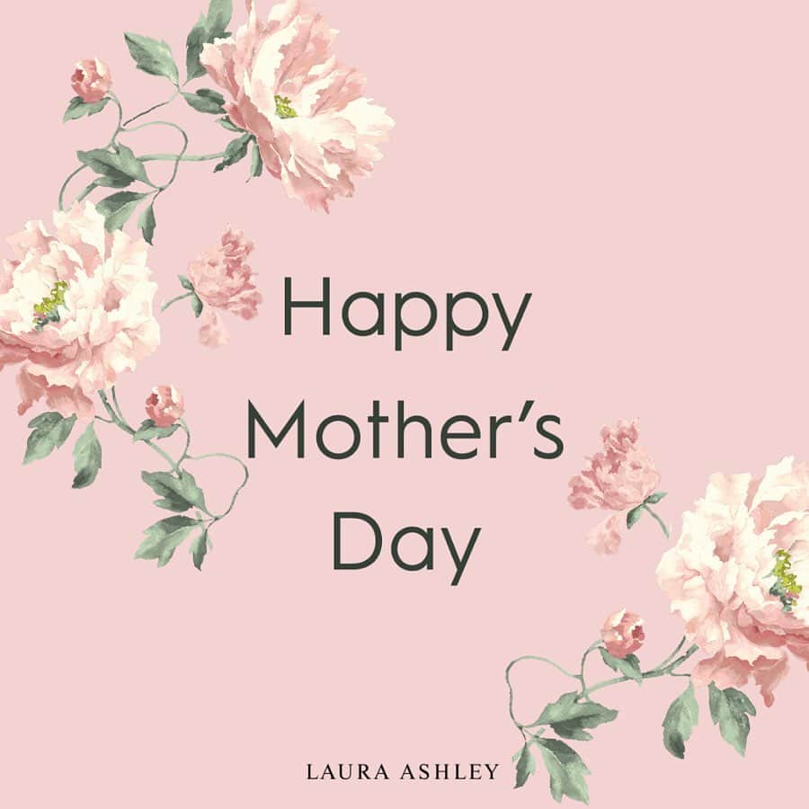ローラアシュレイのインスタグラム：「Happy Mother’s Day to the wonderful ladies in our lives 💐 This Mother’s Day is going to be different for all of us, so looking back can be a great way to appreciate the memories we have. We know that so many of our loyal customers were introduced to Laura Ashley by their mums—and for that, we can’t thank them enough. From the childhood bedrooms to the matching Mother & Daughter outfits, we love being a part of your precious family memories. Join us in celebrating Mum today by sharing a special memory in the comments below, whilst we look forward to creating more memories in the future.」