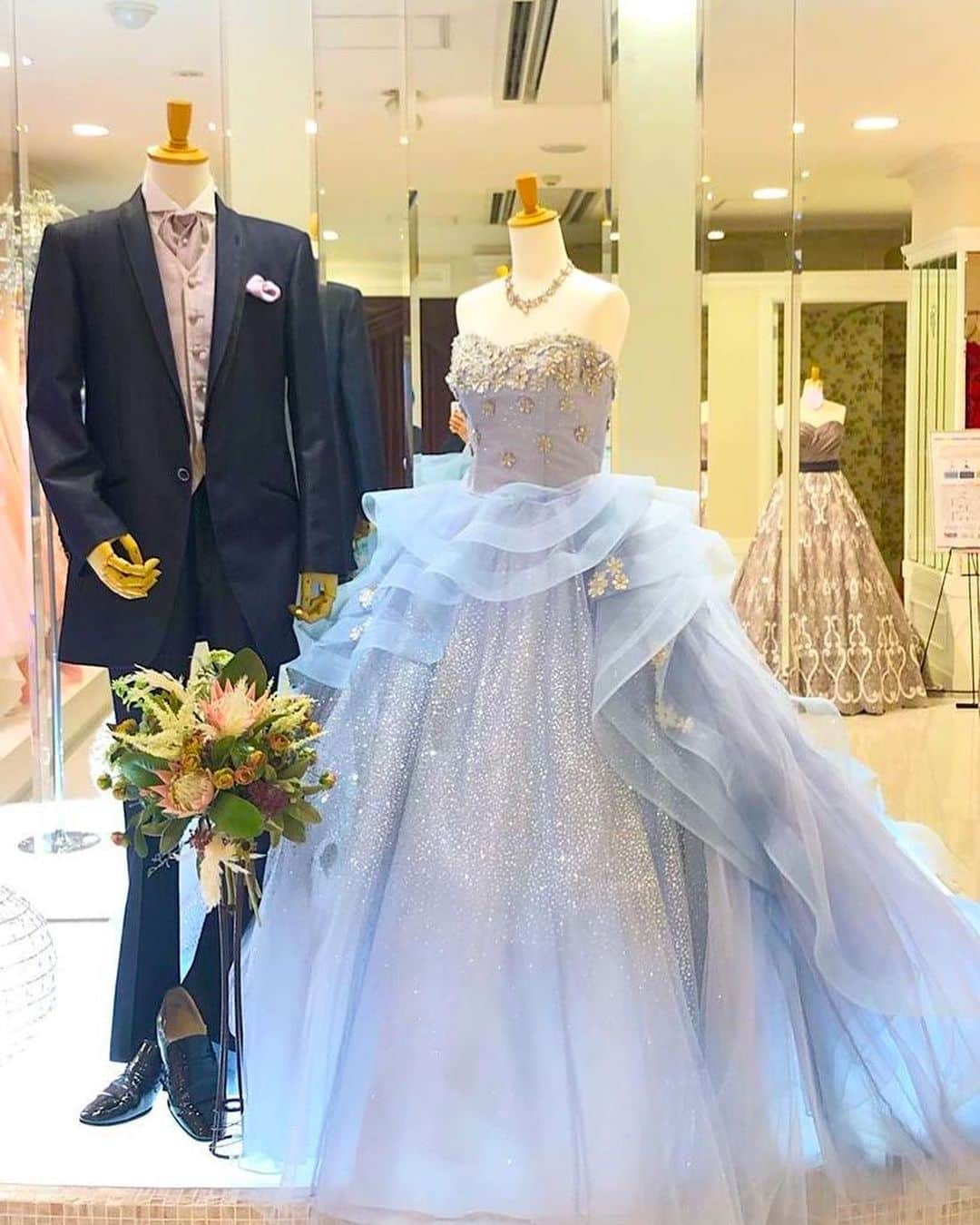 ♡プラコレWedding·⋆*さんのインスタグラム写真 - (♡プラコレWedding·⋆*Instagram)「@placolewedding【#Dressy花嫁 】【#プラコレ】をつけて投稿&フォローしてね♩ . 注目の Dressy記事をPick UP ♥ >>>swipeしてね* . 【爽やかで明るいブルーのドレス👗】 カラーウェディングドレスの 先輩花嫁の試着レポをご紹介♡ . >カバーはウエストからグリッターが輝き、 ふわりと広がるチュールが可愛らしいカラードレス👗 これからの季節にもぴったりな 爽やかで軽やかな１着です*＊ -: :-: :-: :-: :-: :-: :-: :-: :-: . こちらのお写真は 1枚目> @princessgarden_yokohama さん 2枚目> @yu_0321_wedding さん 3枚目> @az3co_hairmake さん 4枚目> @11xx_wedding さん のウェディングドレスです✬* 可愛いお写真をありがとうございます♡ -: :-: :-: :-: :-: :-: :-: :-: :-: . 記事もcheckしてね* >>https://bit.ly/3b9rUTg Editor:nahotaro . 『#Dressy花嫁』『#プラコレ』の ハッシュタグをつけて写真をUPしてね✦ 花嫁アプリ『Dressy by プラコレ』の 記事に掲載＆リグラムされるかも♩ . -: :-: :-: :-: :-: :-: :-: :-: :-: . 花嫁アプリでは、 プロのアドバイザーに結婚式の相談を何度でも♡ ウェディングドレスの記事や、 自分のウェディングレポを残せちゃう♡” . ＞＞＞TOPのURLからcheck ⋈ @placolewedding ＞＞＞結婚のご相談は プラコレウェディングアドバイザーへ♡ @wedding_adviser ＞＞＞ウェディングレポを残したいなら、 farny by プラコレをcheck ✎ @farny_wedding ＞＞＞ウェディングアイテム＆DIYは farnyアイテムをcheck ❁ @farny_wd.item >>>沖縄フォトウェディングの予約は ainowa(あいのわ)をcheck✈ @ainowa_okinawa >>>素敵なドレスに出会いたい花嫁さま♡ @dressyonline_をcheck . みなさまからのいいねや保存 コメントをお待ちしています♥ 「このウェディングドレス可愛い！」 「ヘアスタイルも気になる！！」 「今の花嫁さんの流行りは！？」etc. . ┈┈┈┈┈┈┈┈┈┈┈┈┈┈┈┈┈┈┈ #プレ花嫁 #卒花 #花嫁 #卒花嫁 #結婚 #結婚式 #結婚準備 #花嫁準備 #撮影指示書 #weddingtbt #weddingdress #運命の一着 #花嫁コーディネート #試着レポ #farnyレポ #前撮り#後撮り #2020春婚 #関東花嫁#関西花嫁 #ドレス試着 #お色直し #カラードレス試着　#ドレス選び #グリッタードレス　#パステルカラードレス #ブルードレス　 #カラードレス」3月22日 18時08分 - placole_dressy