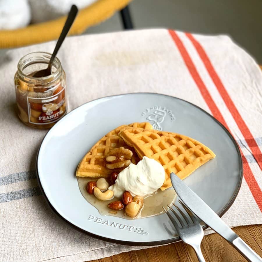 ピーナッツ カフェさんのインスタグラム写真 - (ピーナッツ カフェInstagram)「【recommended】﻿ ﻿ ＼送料無料キャンペーン開催中／﻿ ※キャンペーンは終了しました ﻿ お別れのシーズンの贈り物に、ありがとうの気持ちを込めて🎁﻿ ﻿ 食べた後も大切に取っておきたくなる、﻿ 箱や瓶に入ったかわいいギフトアイテムをご紹介！﻿ ﻿ ▶︎PEANUTS Cafe アップルバウムクーヘン﻿ ¥3,300+tax﻿ ﻿ 贈り物らしい木目調のBOXは、味も見た目も喜んでもらえること間違いなし！﻿ 縁起のいいバームクーヘンなので、お祝いやイベントのお手土産にもぴったりです◎﻿ ﻿ ﻿ ▶︎レモネードプラスBOX ¥3,900+tax﻿ (レモネード・ピーナッツバター・ハニーミックスナッツ)﻿ ﻿ お店のドリンクを再現できるレモネードシロップに、朝食やおやつがグレードアップできるピーナッツバターとハニーミックスナッツがセットになったオリジナルBOX。﻿ ﻿ ﻿ 他にもおうちで過ごす時間が充実するアイテムを取り揃えております！﻿ ﻿ ---------------------------﻿ 送料無料キャンペーン開催中﻿ ---------------------------﻿ ▶︎2020年3月31日（火）23:59まで﻿ ﻿ ▶︎1回のご注文につき、お買い上げ金額が￥5,500（税込）以上で送料無料とさせていただきます。﻿ ﻿ ▶お買物は画面をタップ　or﻿ ストーリー【recommend】からオンラインショップへ👆﻿ ﻿ ﻿ @peanutscafe_tokyo﻿ @peanutsdiner﻿ @peanutshotel」3月22日 18時08分 - peanutscafe_tokyo