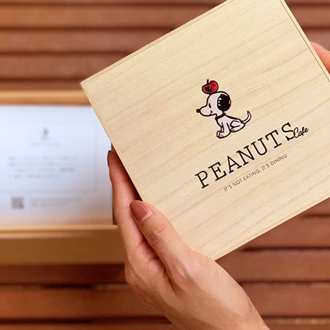 ピーナッツ カフェさんのインスタグラム写真 - (ピーナッツ カフェInstagram)「【recommended】﻿ ﻿ ＼送料無料キャンペーン開催中／﻿ ※キャンペーンは終了しました ﻿ お別れのシーズンの贈り物に、ありがとうの気持ちを込めて🎁﻿ ﻿ 食べた後も大切に取っておきたくなる、﻿ 箱や瓶に入ったかわいいギフトアイテムをご紹介！﻿ ﻿ ▶︎PEANUTS Cafe アップルバウムクーヘン﻿ ¥3,300+tax﻿ ﻿ 贈り物らしい木目調のBOXは、味も見た目も喜んでもらえること間違いなし！﻿ 縁起のいいバームクーヘンなので、お祝いやイベントのお手土産にもぴったりです◎﻿ ﻿ ﻿ ▶︎レモネードプラスBOX ¥3,900+tax﻿ (レモネード・ピーナッツバター・ハニーミックスナッツ)﻿ ﻿ お店のドリンクを再現できるレモネードシロップに、朝食やおやつがグレードアップできるピーナッツバターとハニーミックスナッツがセットになったオリジナルBOX。﻿ ﻿ ﻿ 他にもおうちで過ごす時間が充実するアイテムを取り揃えております！﻿ ﻿ ---------------------------﻿ 送料無料キャンペーン開催中﻿ ---------------------------﻿ ▶︎2020年3月31日（火）23:59まで﻿ ﻿ ▶︎1回のご注文につき、お買い上げ金額が￥5,500（税込）以上で送料無料とさせていただきます。﻿ ﻿ ▶お買物は画面をタップ　or﻿ ストーリー【recommend】からオンラインショップへ👆﻿ ﻿ ﻿ @peanutscafe_tokyo﻿ @peanutsdiner﻿ @peanutshotel」3月22日 18時08分 - peanutscafe_tokyo
