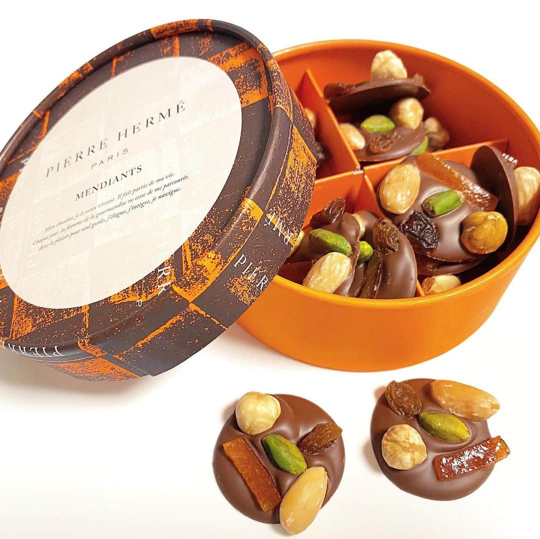 市川歩美さんのインスタグラム写真 - (市川歩美Instagram)「ピエール・エルメ・パリ「マンディヤン ショコラ オレ」です。アーモンド、ヘーゼルナッツ、レーズン、ピスタチオ、オレンジピールが薄いミルクチョコレートのうえに。バランスがよくて好きです🧡おいしーい🧡 #chocolate#chocolatelover#ilovechocolate#cacao#チョコレート大好き#チョコレート好き#チョコレート #ショコラ#ピエールエルメ #pierreherme #マンディアン #マンディヤンショコラオレ」3月22日 18時15分 - ayumichocolat