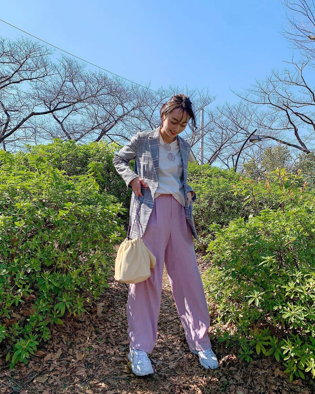 小祝麻里亜のインスタグラム：「連休は天気が良かったから、桜が咲いてましたね☺️🌸　ラベンダーカラーのパンツを着回しました🙆‍♀️ jacket. @coel_y  tops. @uniqlo  bottoms. @todayful_  shoes. @newbalance  sunglasses. @lavid_eyewear  bag. @mediam_official ． ＿＿＿＿＿＿＿＿ #outfit #coordinate #look #instafashion #셀스타그램 #얼스타그램 #코디 #스타일링 #데일리 #데일리룩 #오오티디  #コーデ #パンツコーデ #着回しコーデ #着回しリレー」